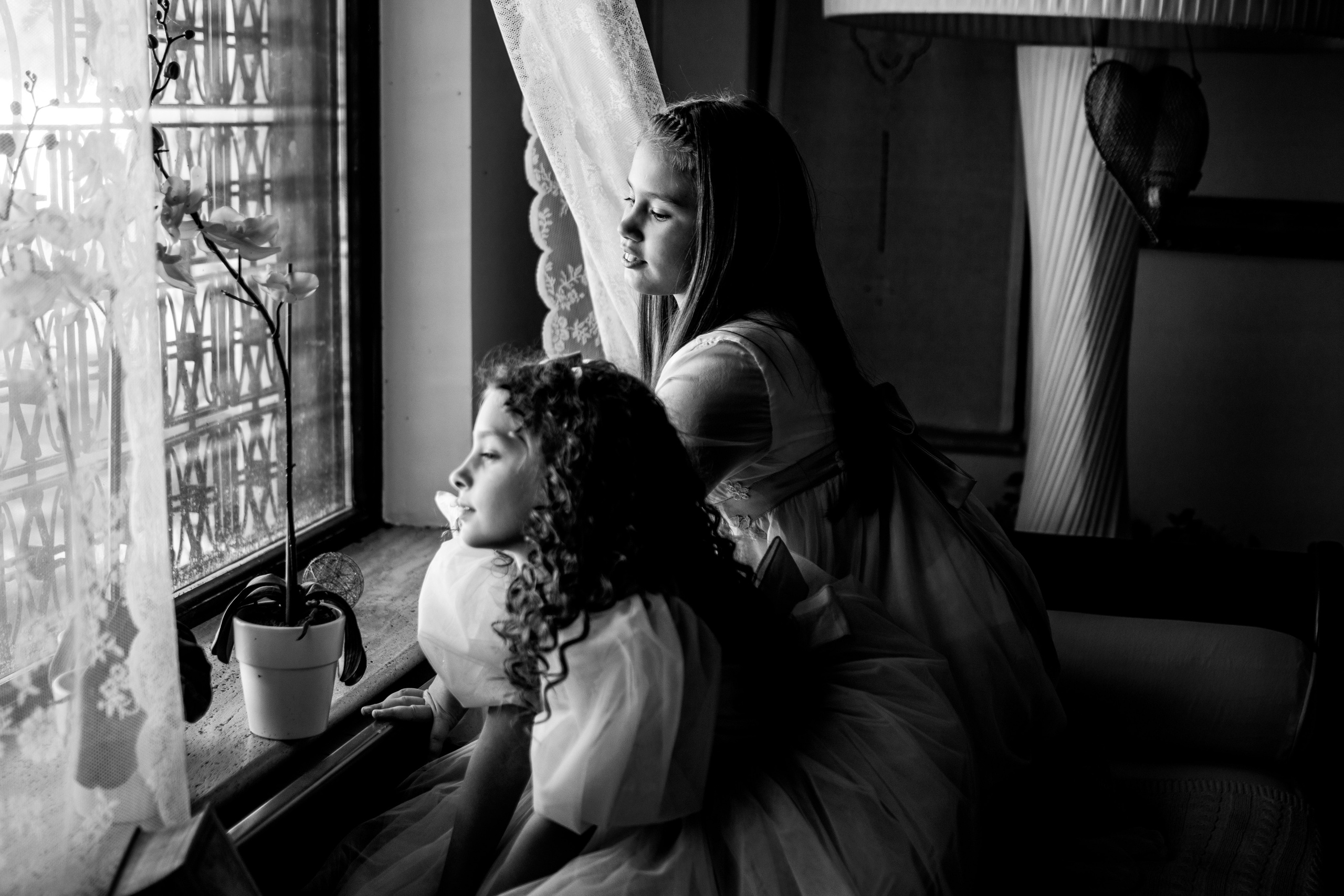 crno-bela fotografija pogleda kroz prozor