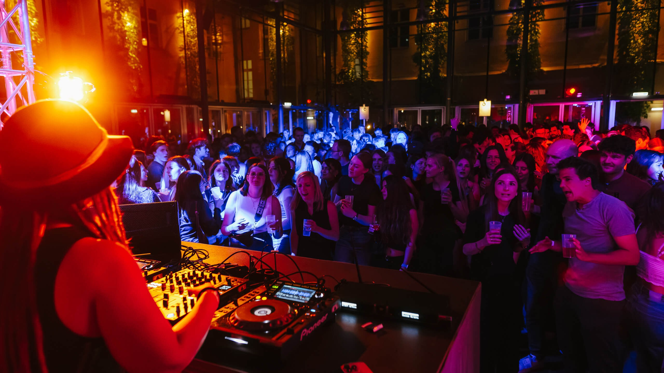 Profs on the Turntables 2026. 808Media – Professionelle Foto- und Videografie für Restaurants, Hotels, Events und Hochzeiten in Innsbruck und Tirol