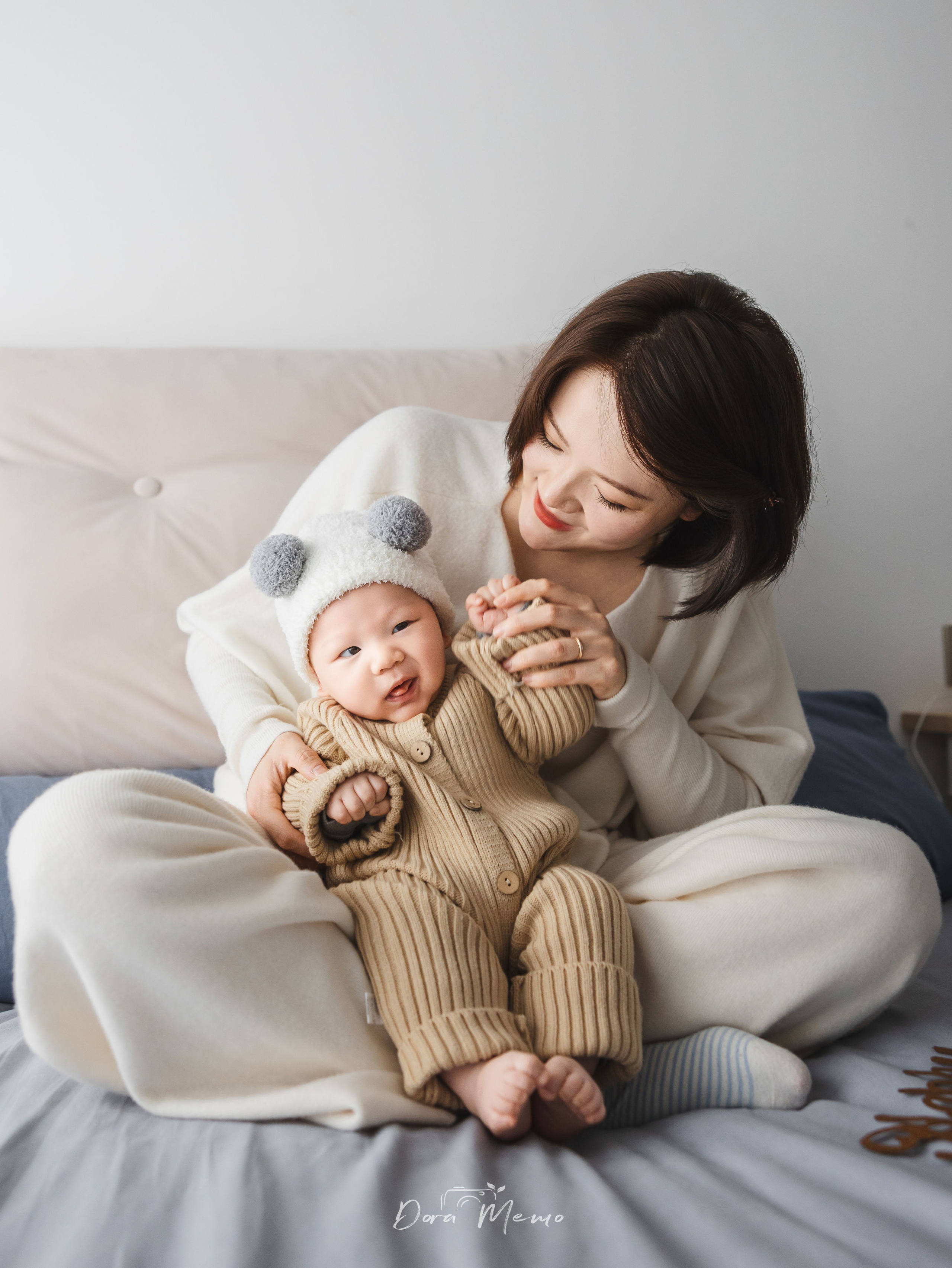 Shanghai Lifestyle Newborn Photography | Cozy At-Home Baby Session with Pets. Shanghai Family Photographer Dora