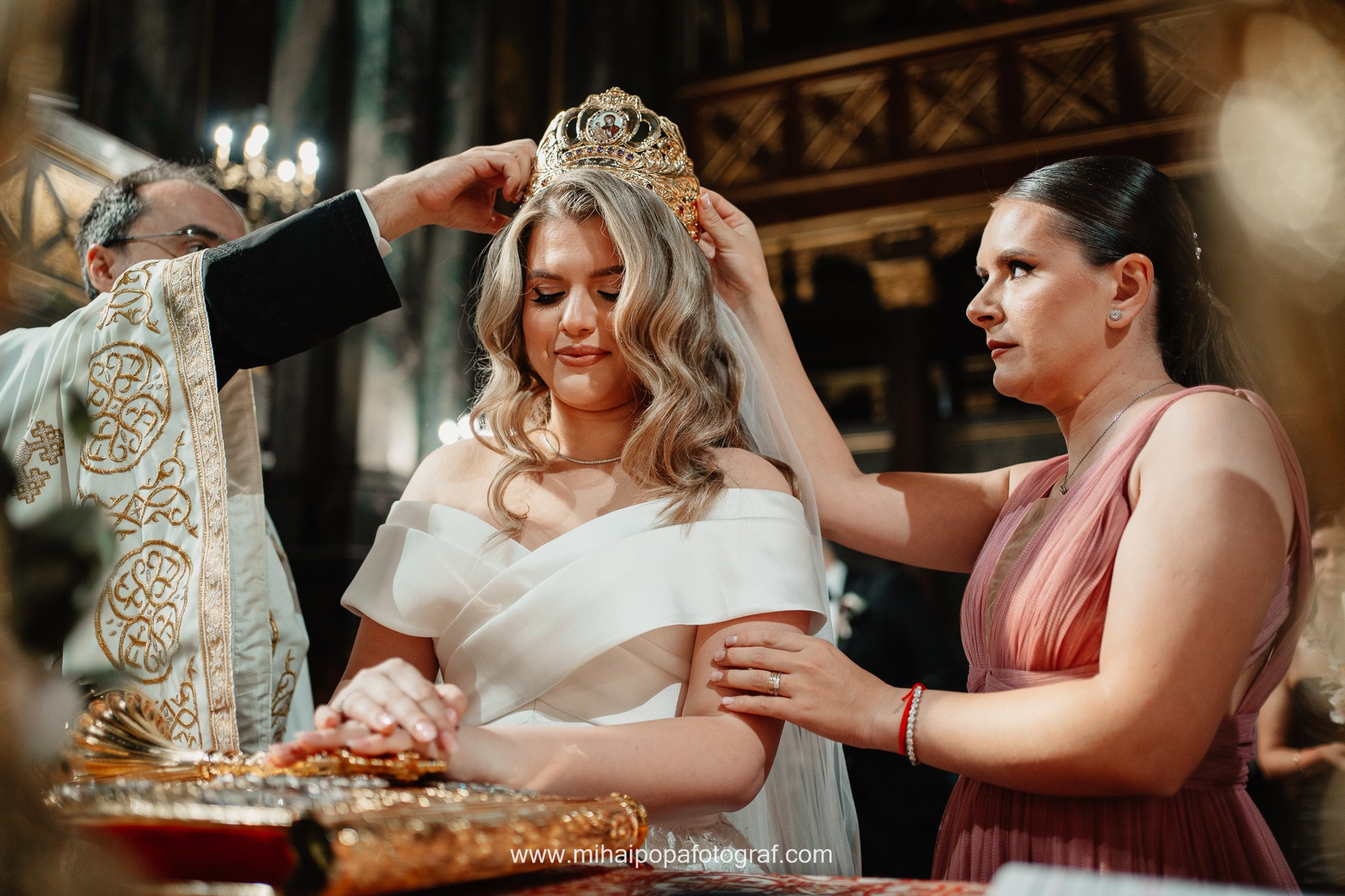 Moment emoționant între miri în ziua nunții, surprins într-un cadru natural și romantic, la Daimon Events. Fotografie de nuntă profesională, editată artistic pentru a evidenția emoția și eleganța evenimentului.