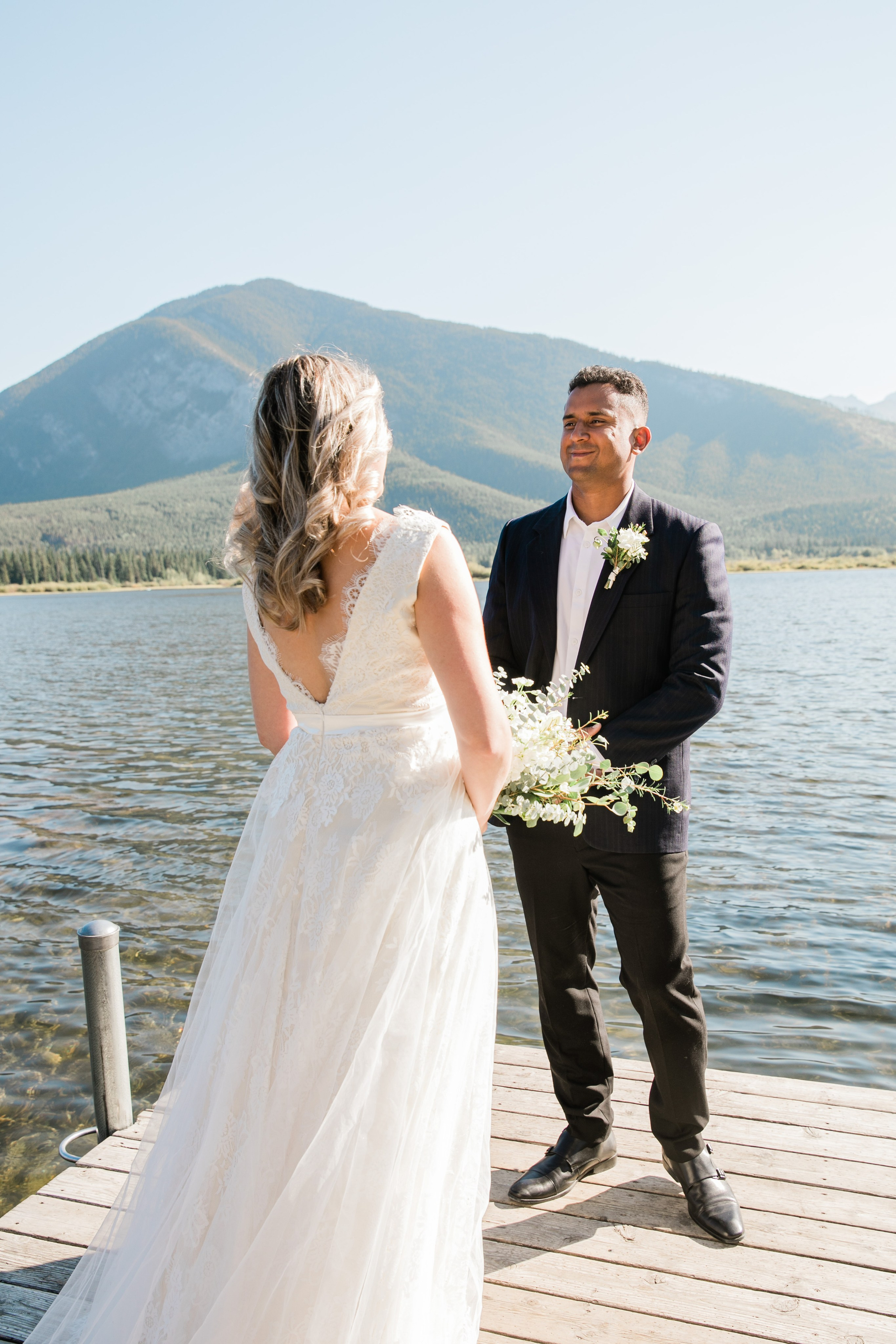 Dakota & Jarrett Wedding — Vermilion Lakes. Fotografía accesible en Calgary
