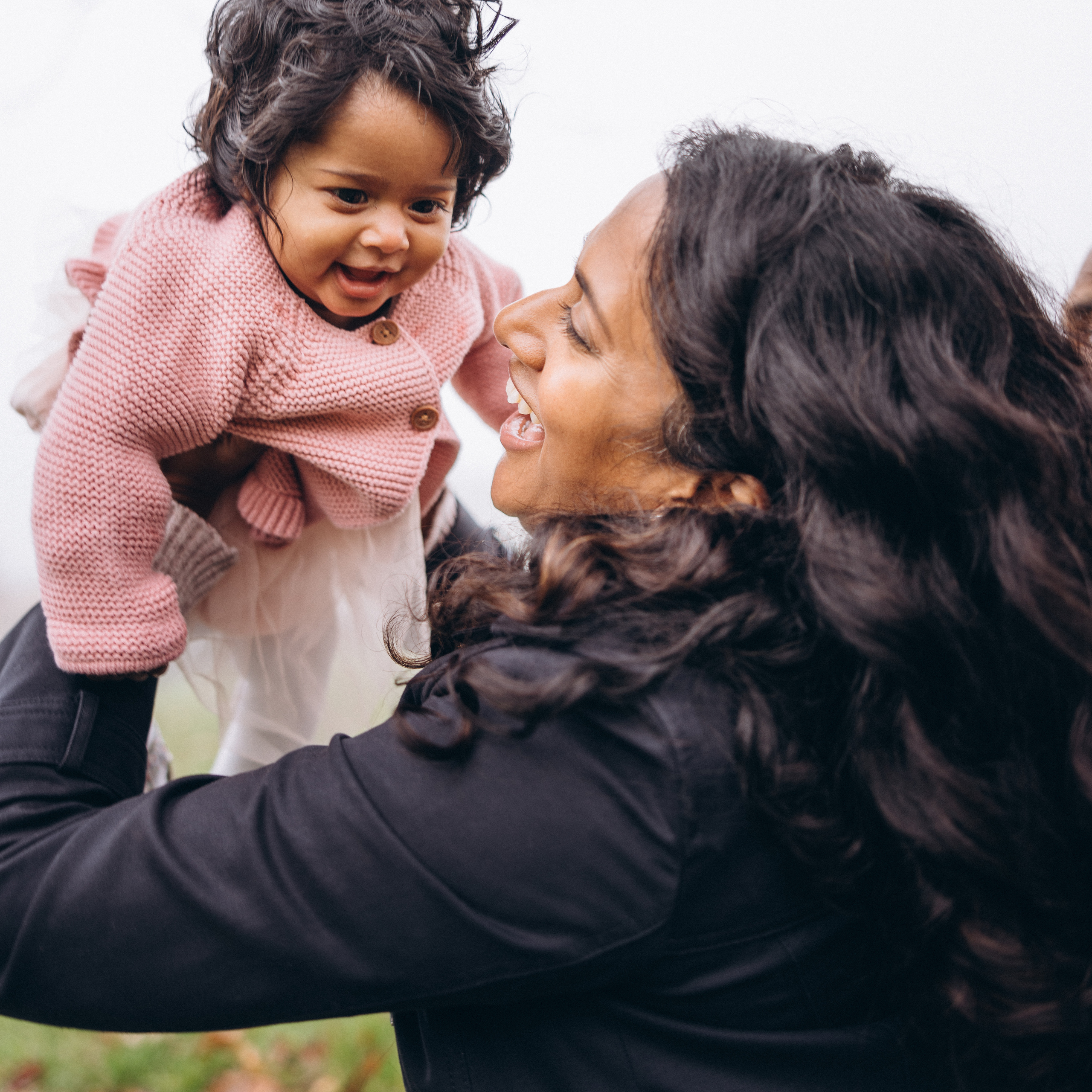 Foggy morning for family hugs. Anastasia Klink, Photographer in London