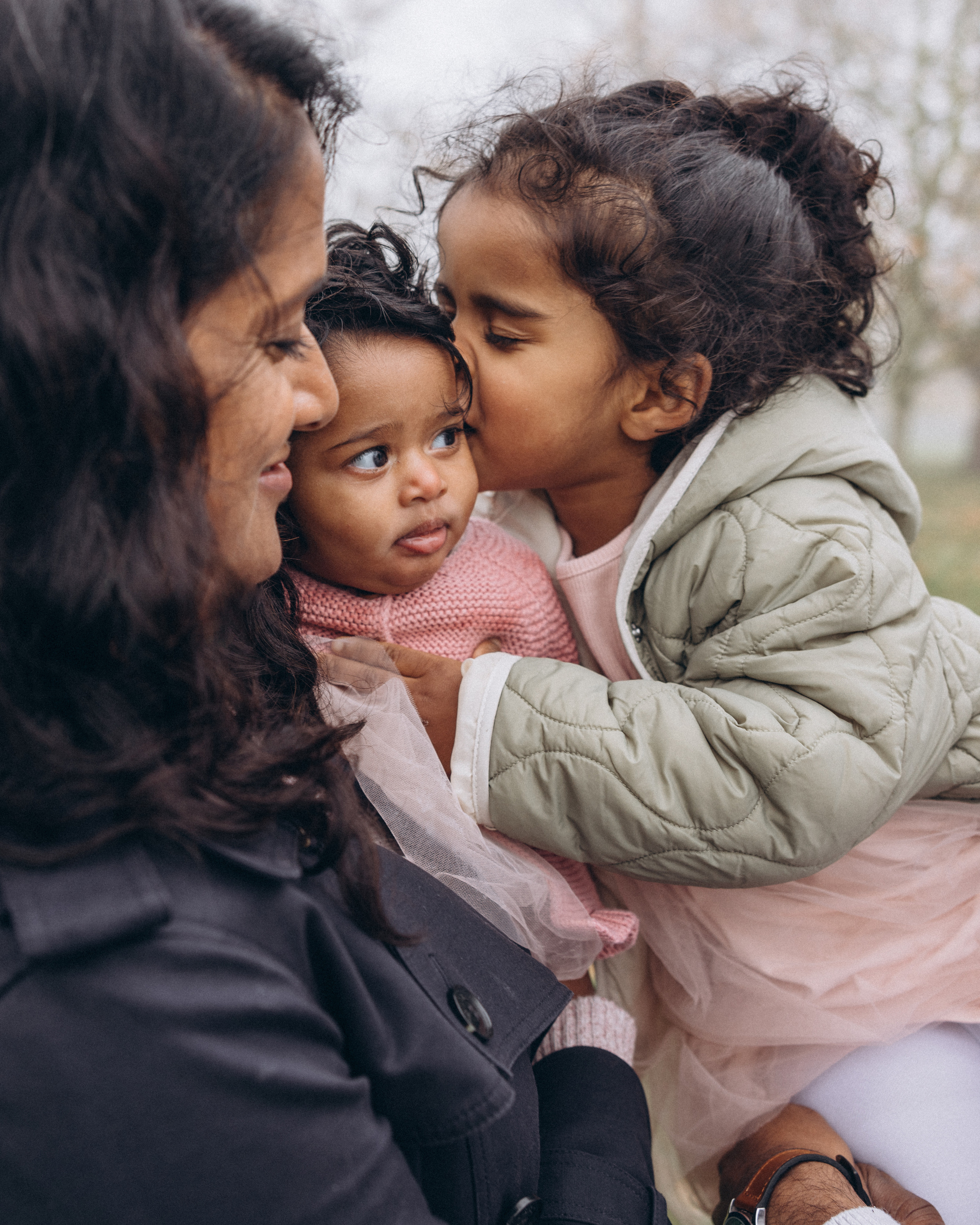 Foggy morning for family hugs. Anastasia Klink, Photographer in London