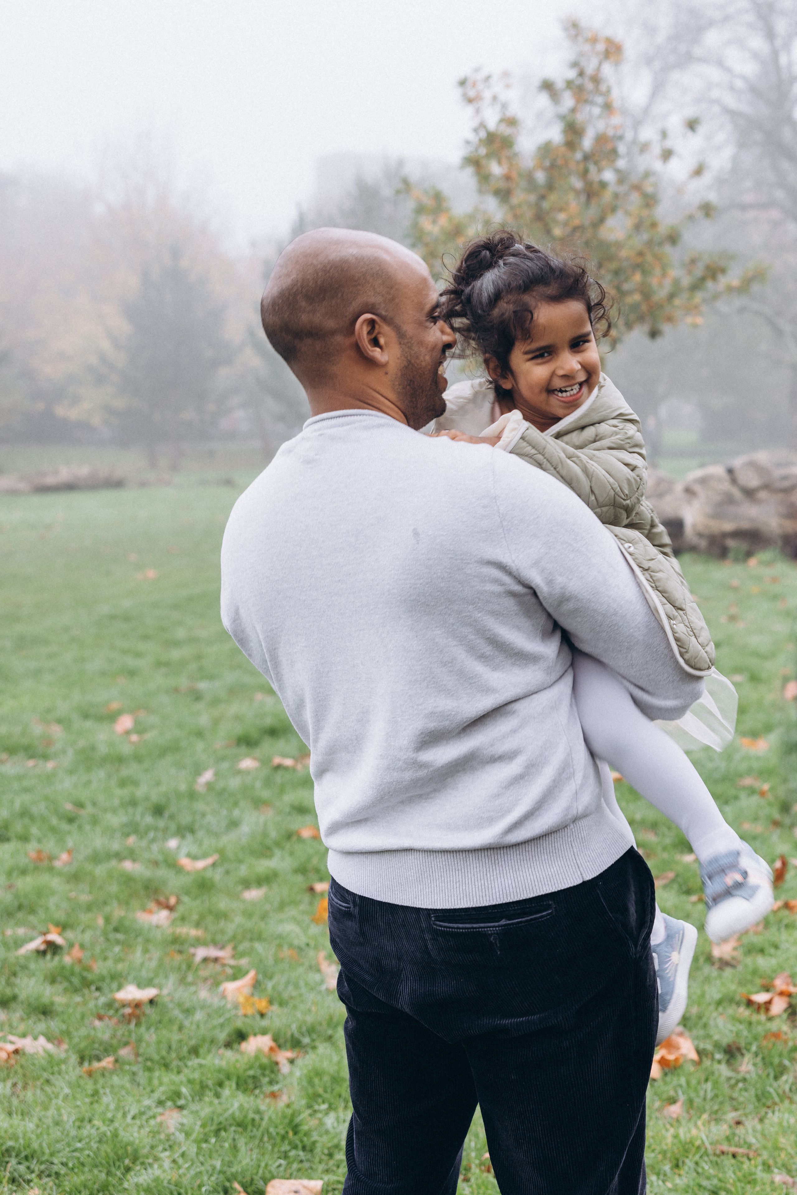 Foggy morning for family hugs. Anastasia Klink, Photographer in London