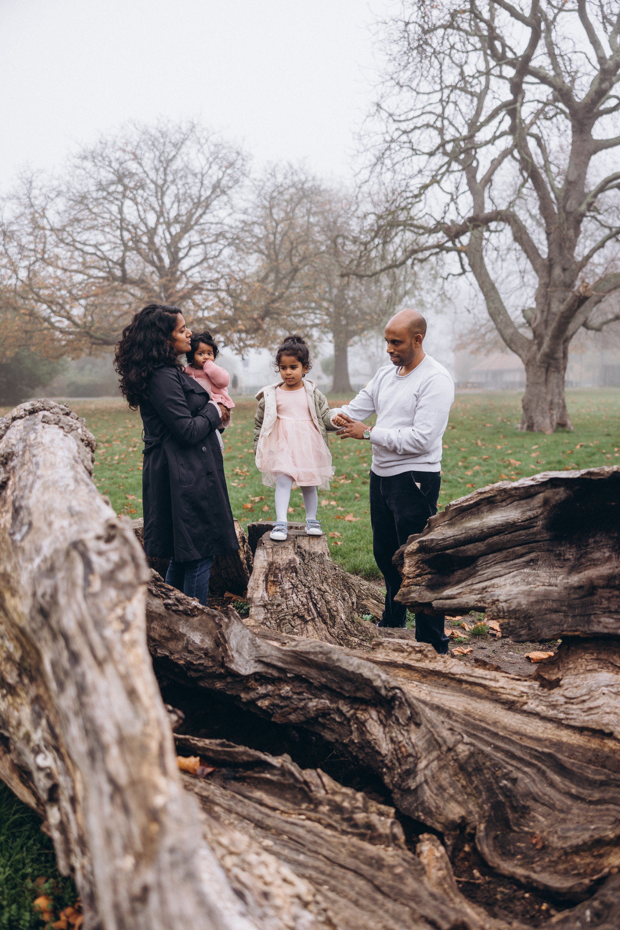Foggy morning for family hugs. Anastasia Klink, Photographer in London