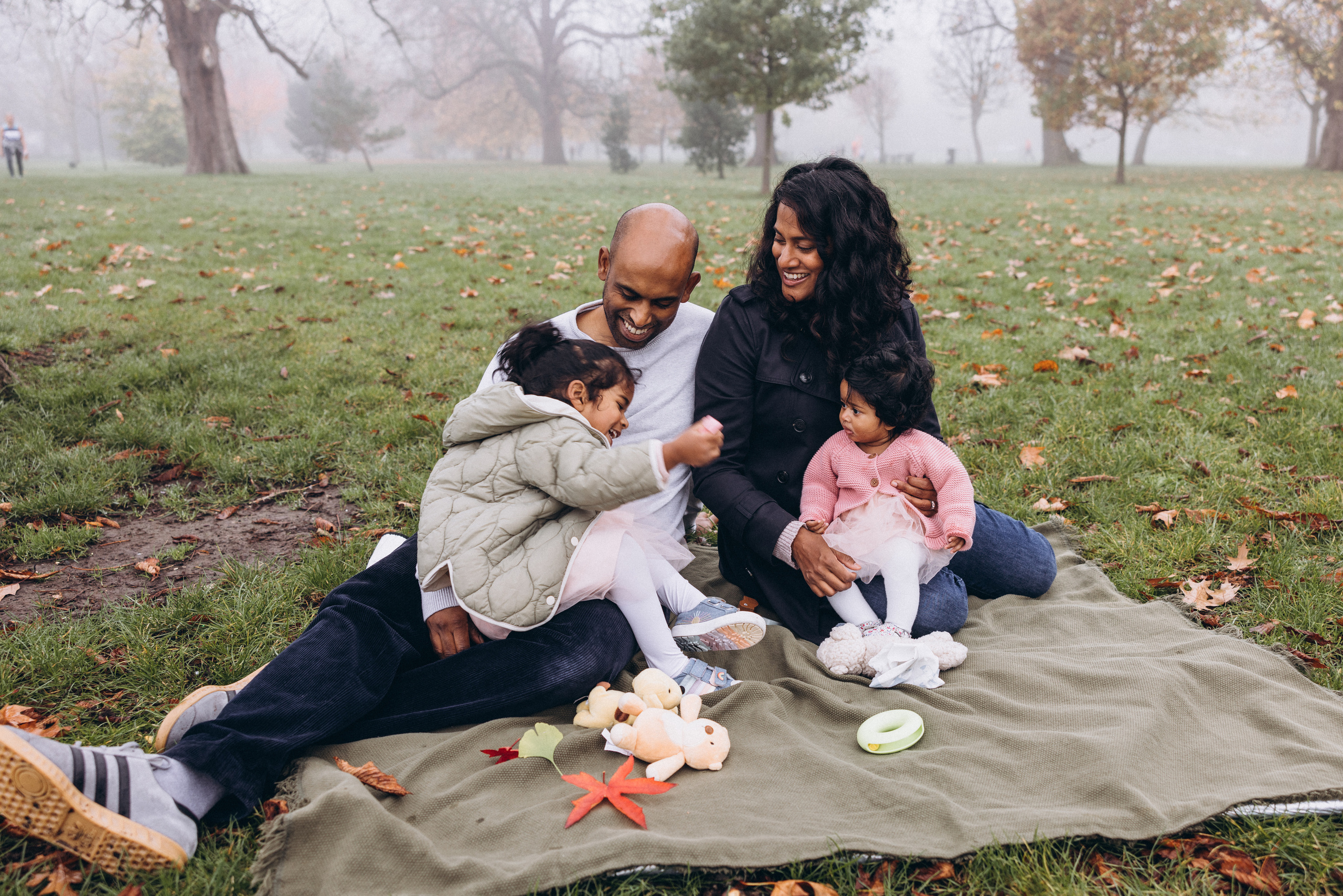 Foggy morning for family hugs. Anastasia Klink, Photographer in London