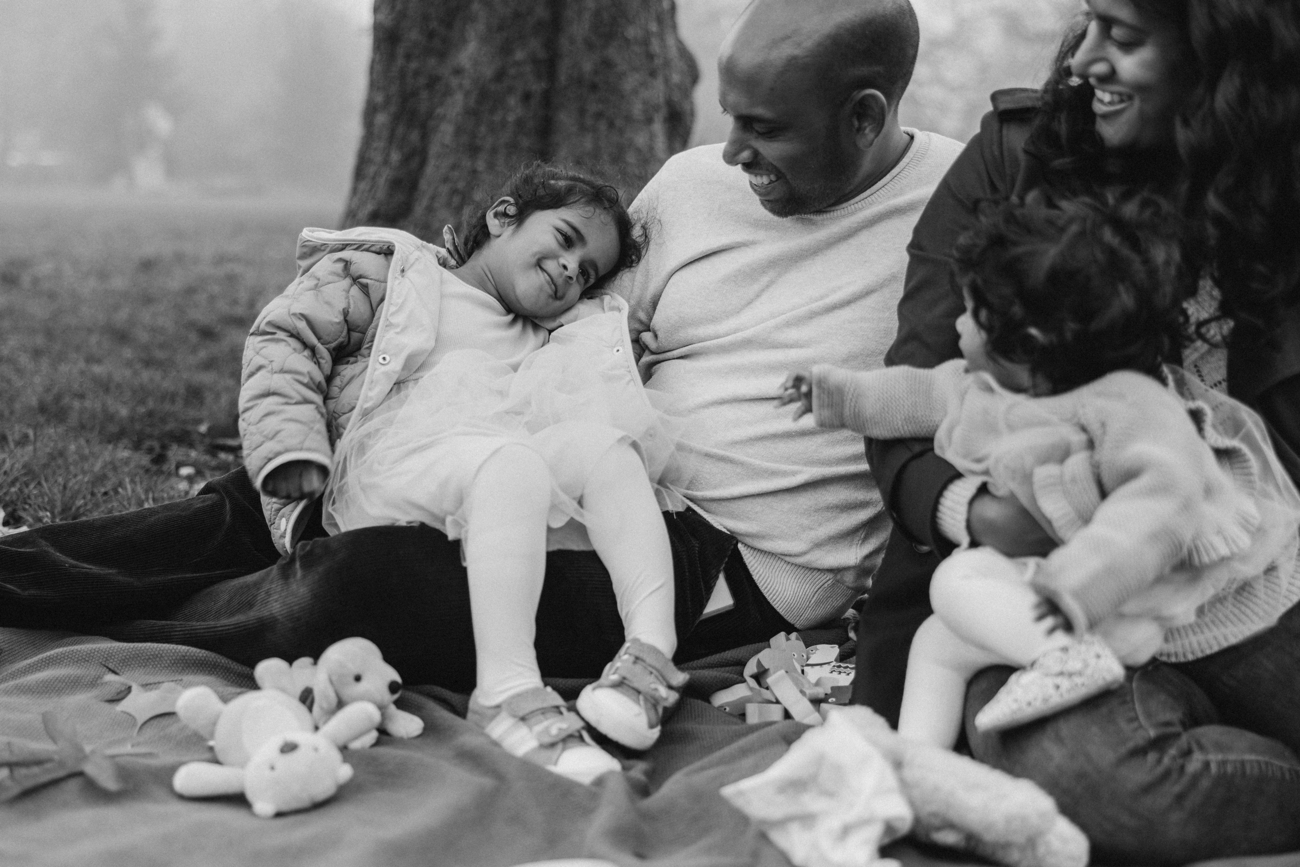 Foggy morning for family hugs. Anastasia Klink, Photographer in London