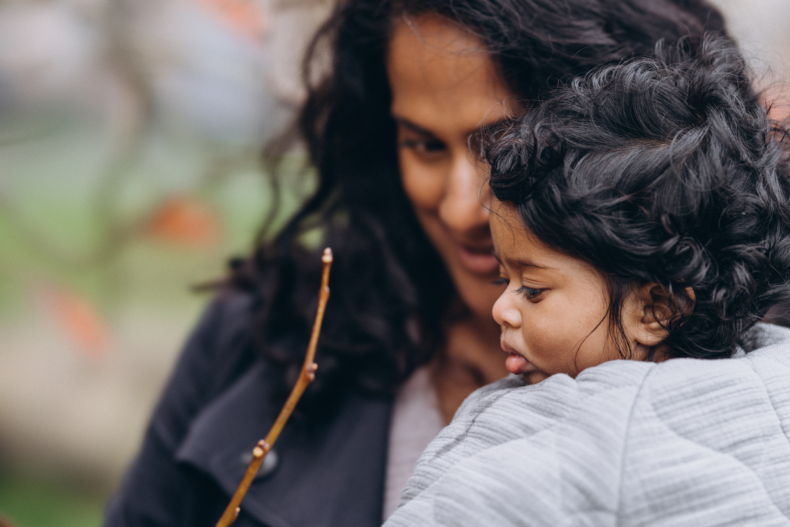 Foggy morning for family hugs. Anastasia Klink, Photographer in London