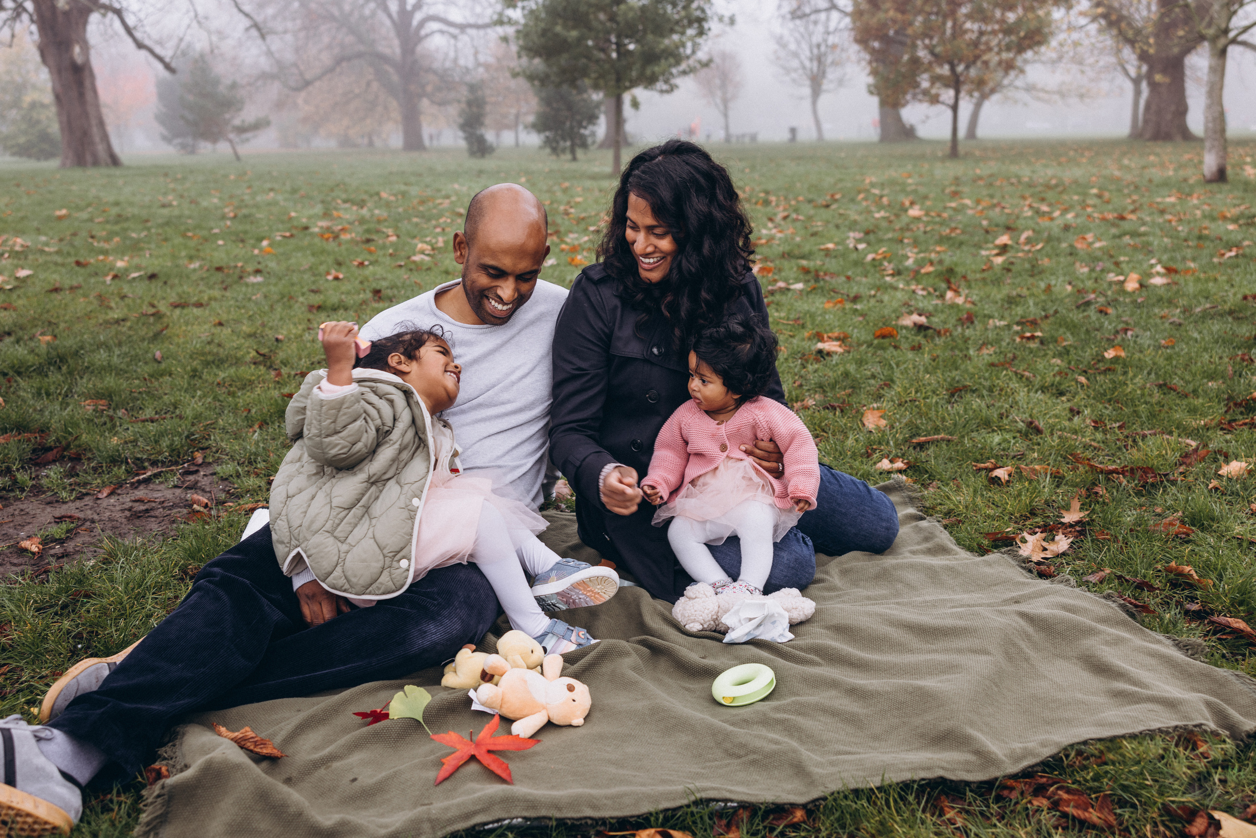 Foggy morning for family hugs. Anastasia Klink, Photographer in London