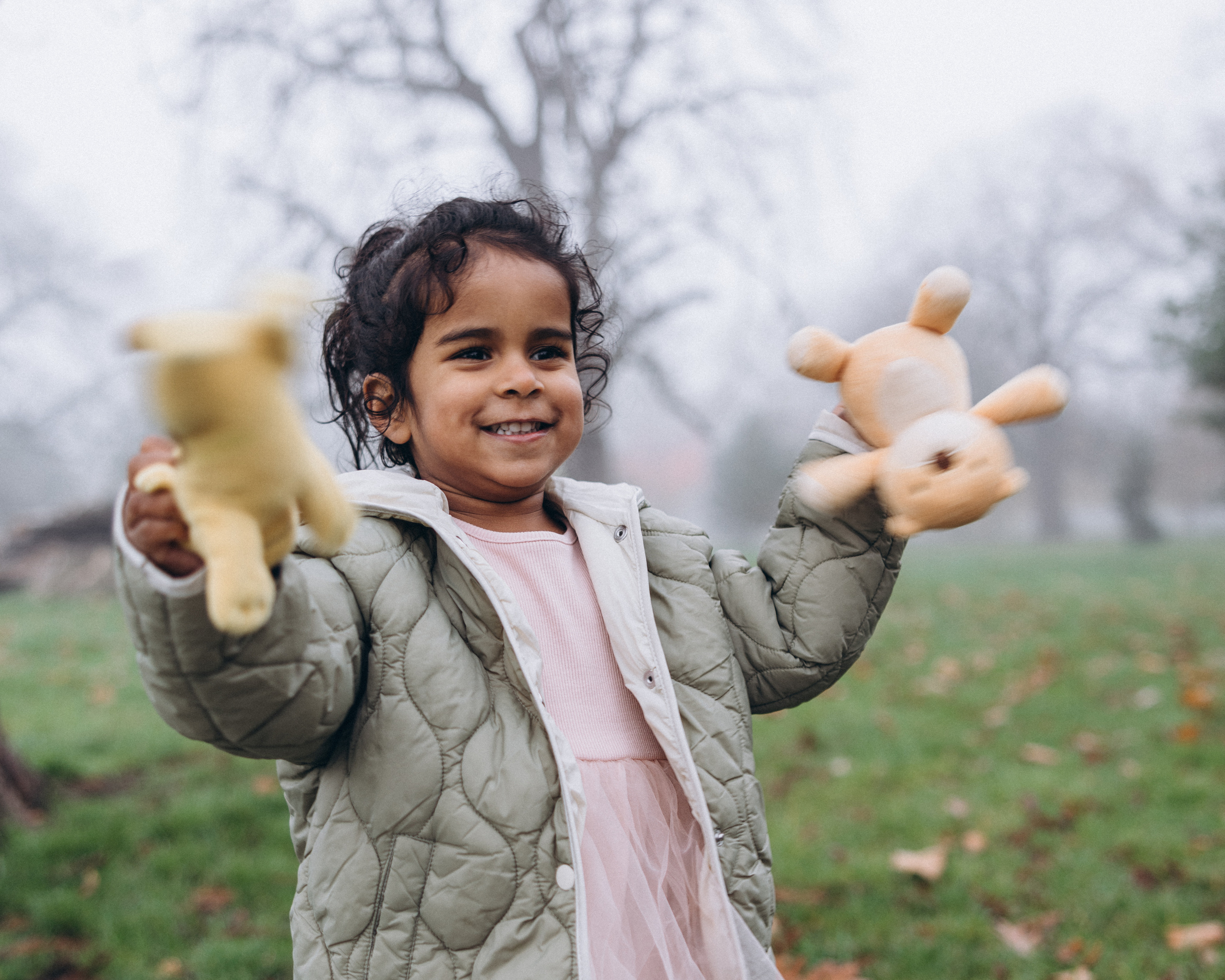 Foggy morning for family hugs. Anastasia Klink, Photographer in London