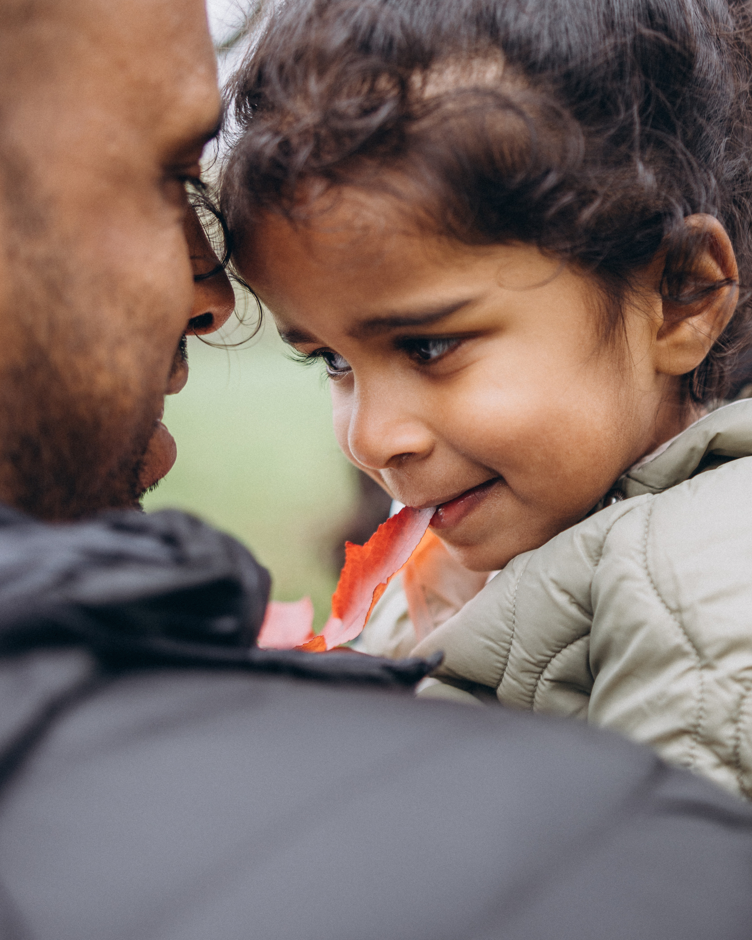 Foggy morning for family hugs. Anastasia Klink, Photographer in London