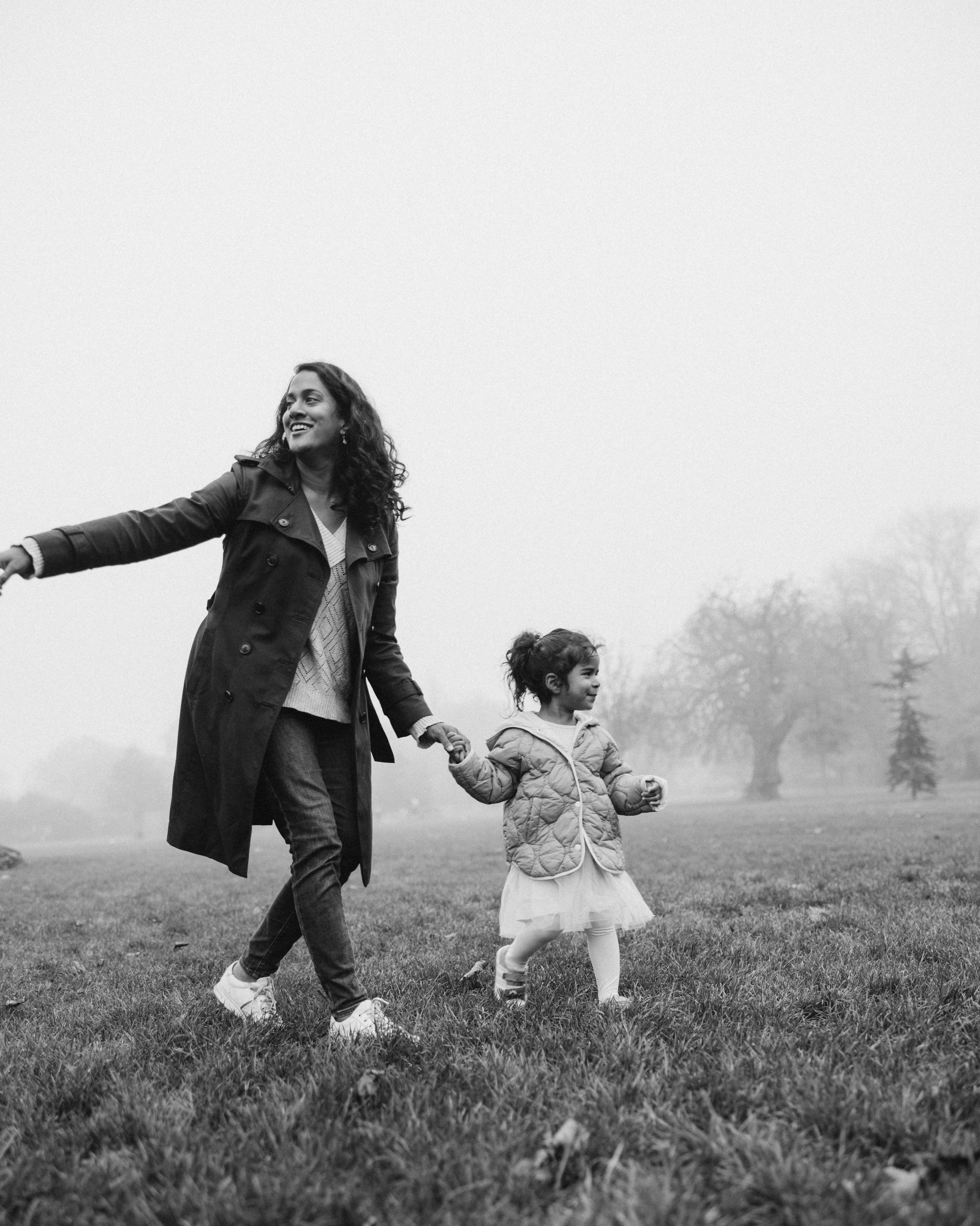 Foggy morning for family hugs. Anastasia Klink, Photographer in London
