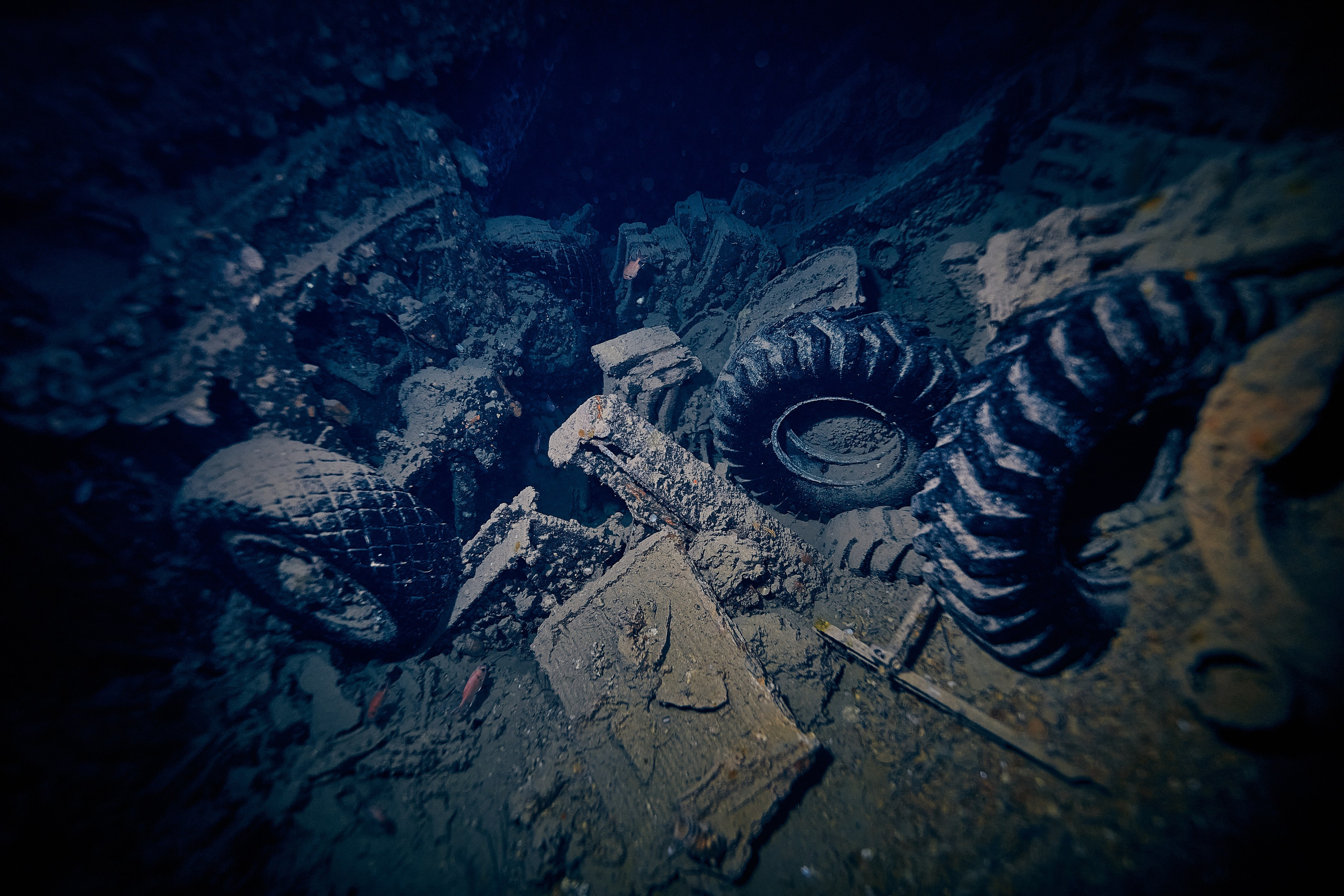 Underwater photographer Andriej Szypilow - photos of the mysterious SS Thistlegorm - sunken ship in the red sea