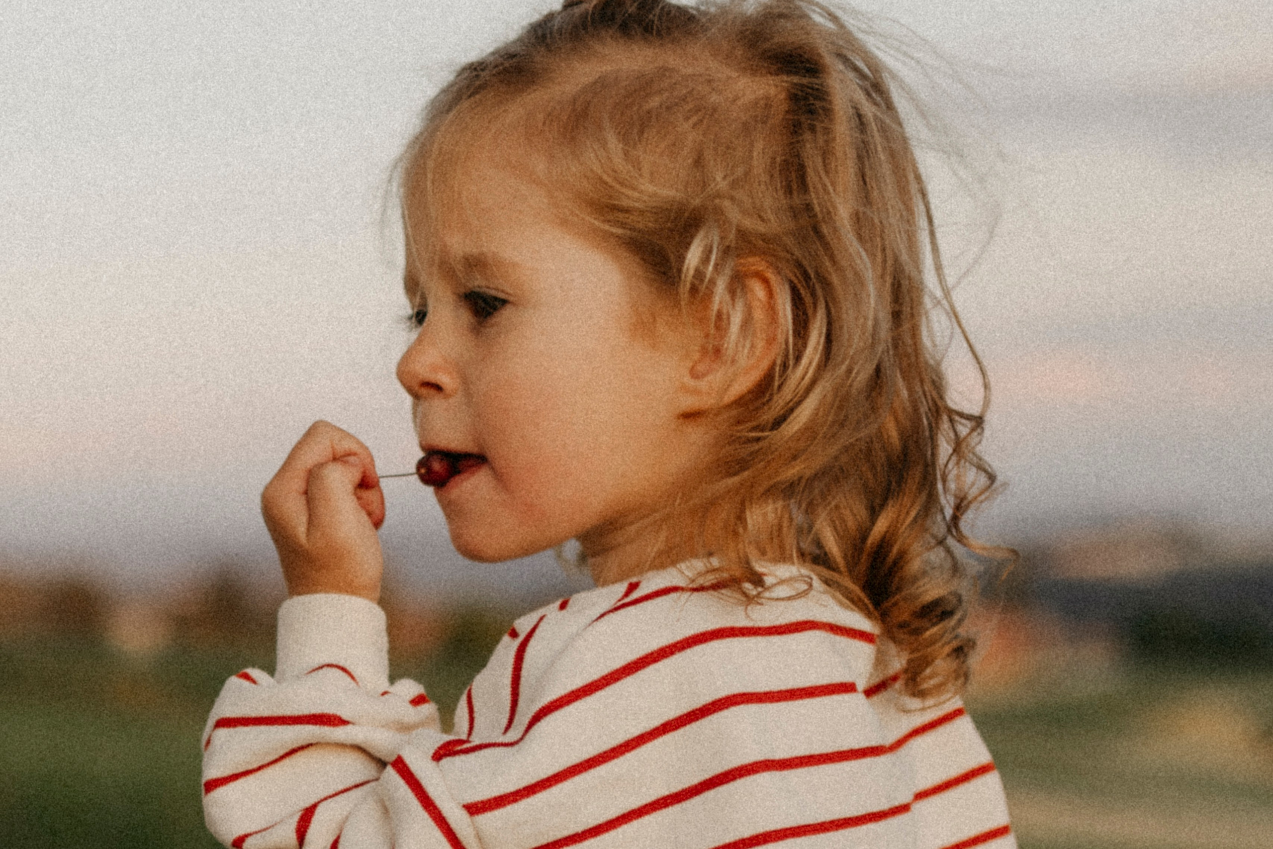 Zhenya and Maya. Polina Sobol — family & documentary photographer in Bern. Outdoor & urban photo sessions for families, kids and couples