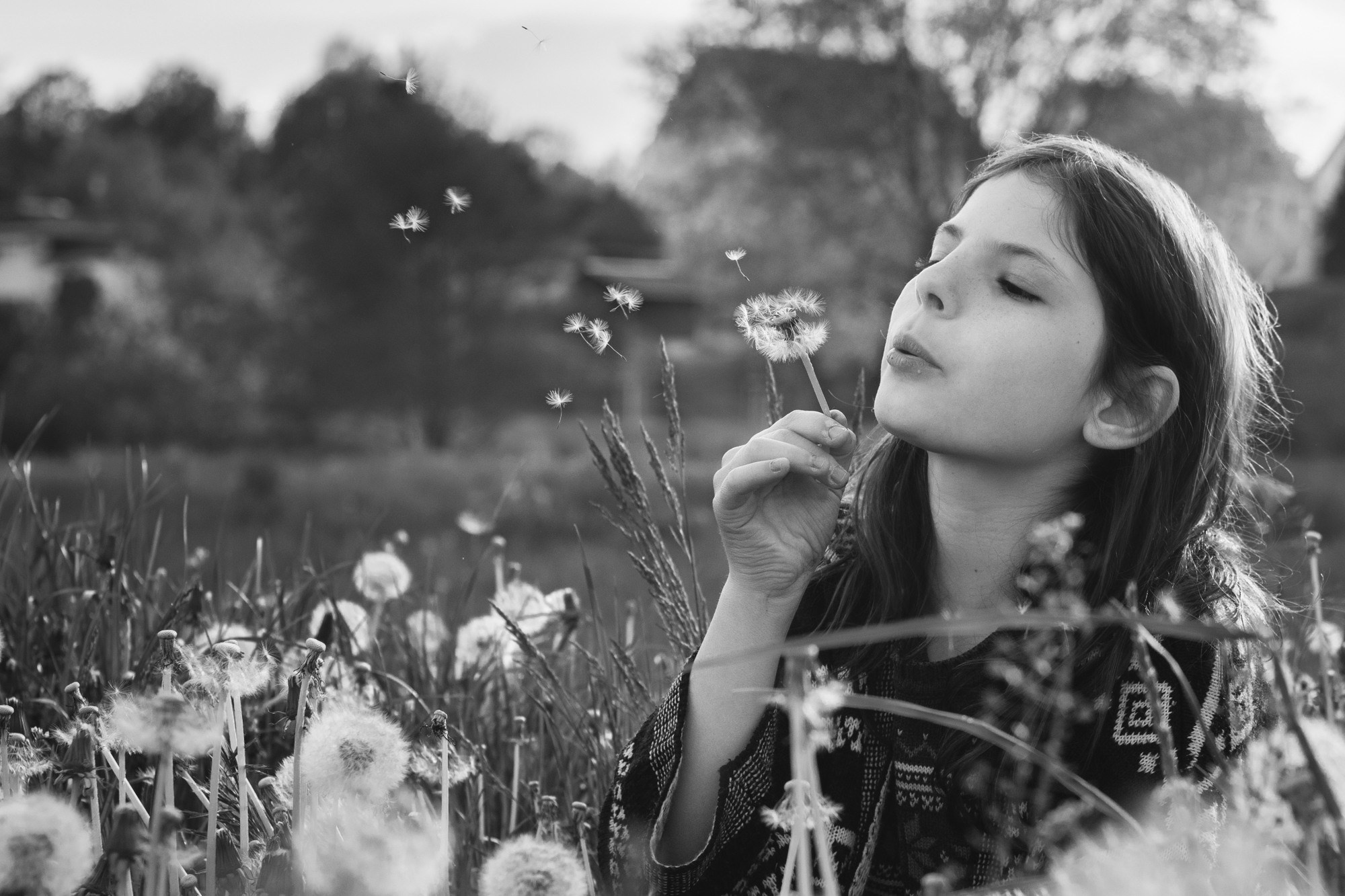 Девочка с одуванчиком, чёрно-белый кадр — художественная детская фотосессия дома