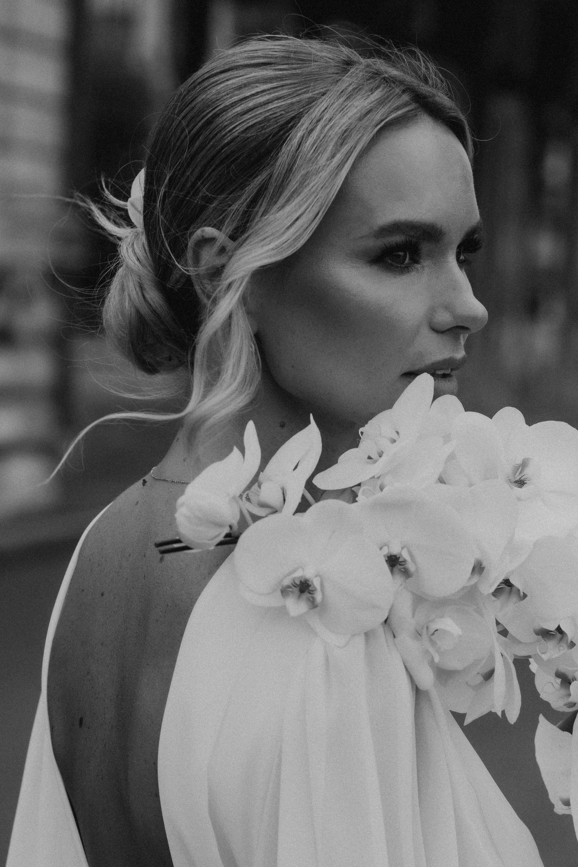 Elopement à Paris près de la Tour Eiffel — une histoire en noir et blanc. Photographe de mariage à Paris