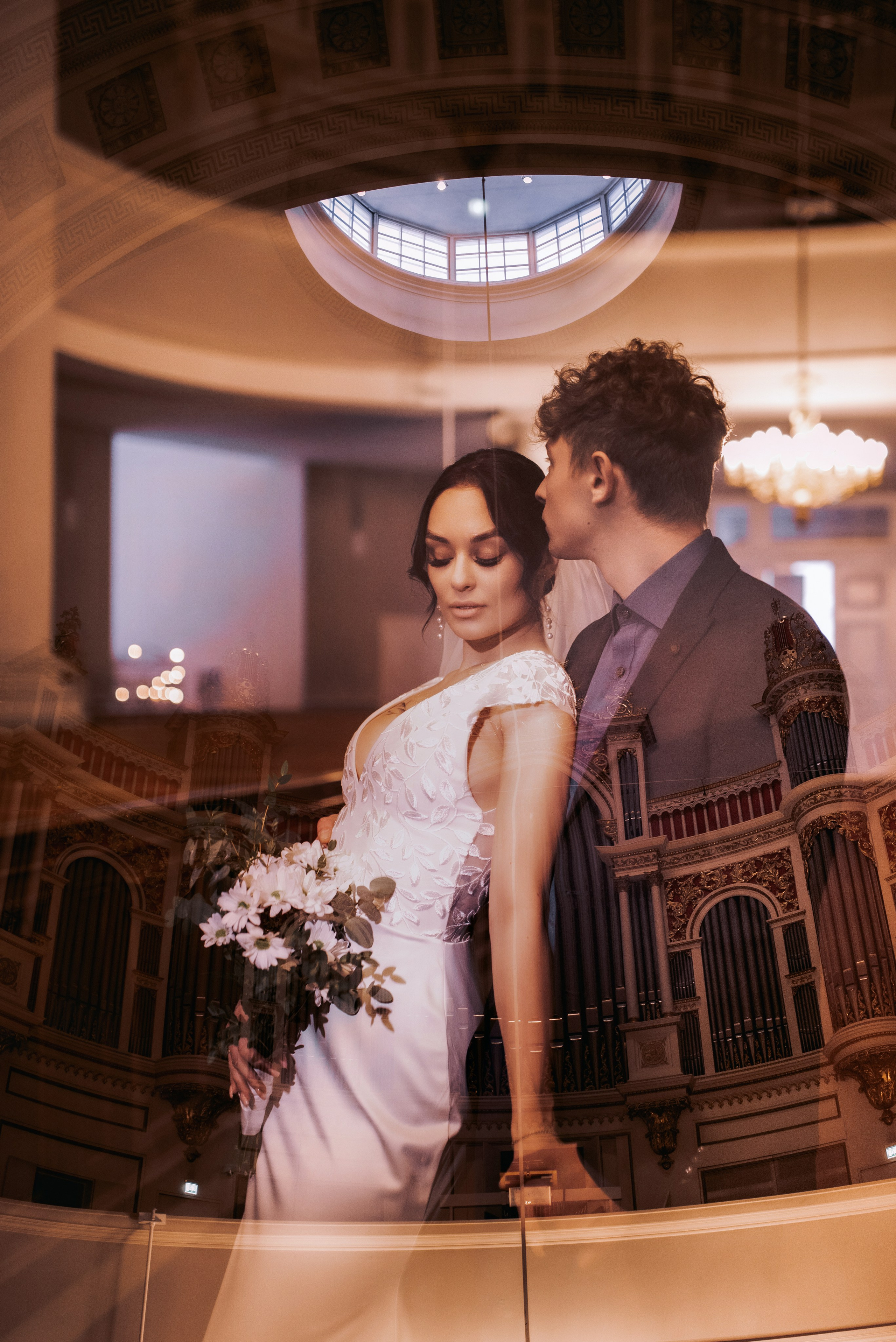 Morsiamen ja sulhasen ensitanssi elegantissa hääpaikassa Helsingissä.