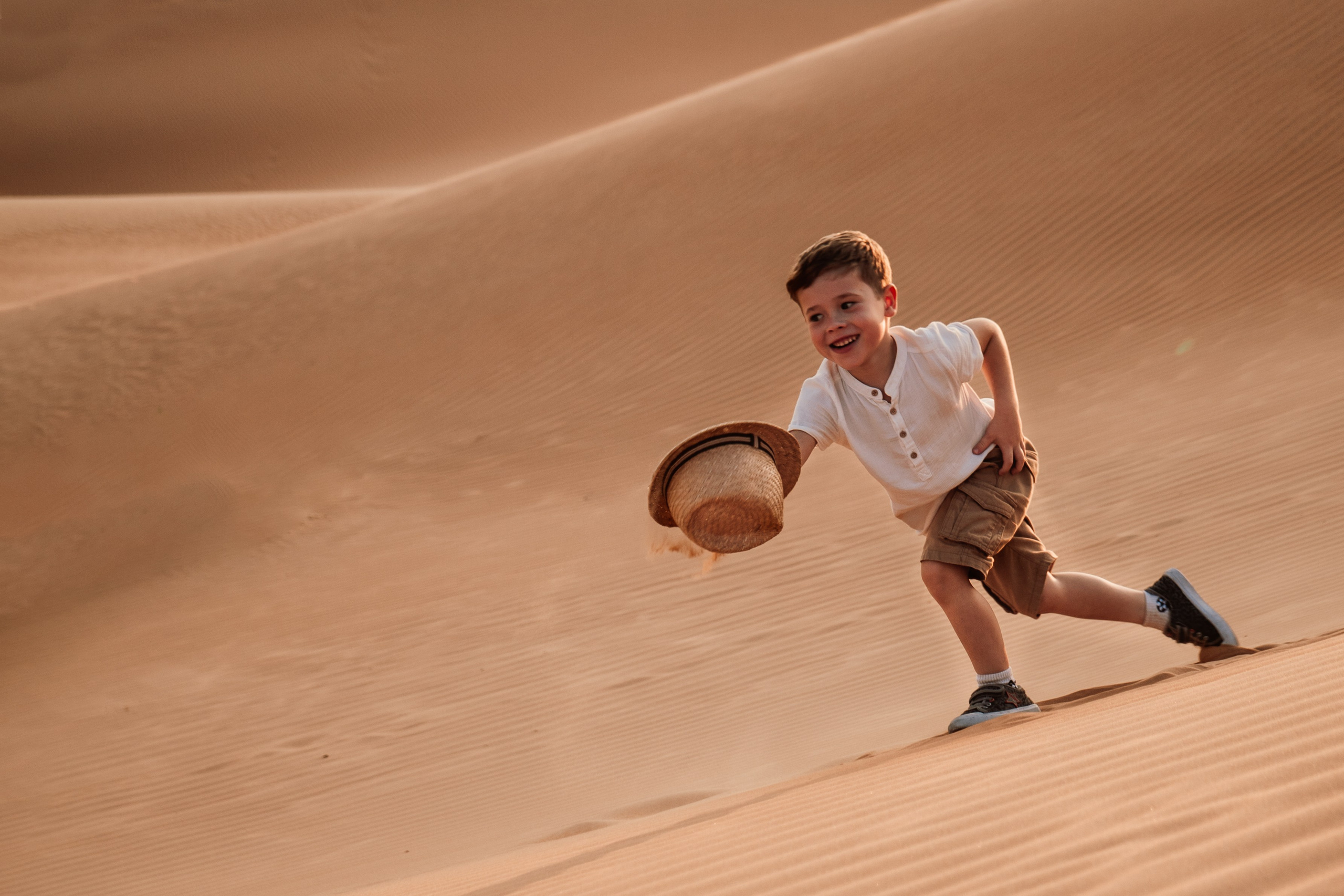 Photographer in the Abu Dhabi desert. Book a shoot in the Dubai desert, UAE. Romance of the East. The endless desert of the Emirates. Photos in the desert. Minimalism in photography. Nice photo sessions in the desert. Children in the desert