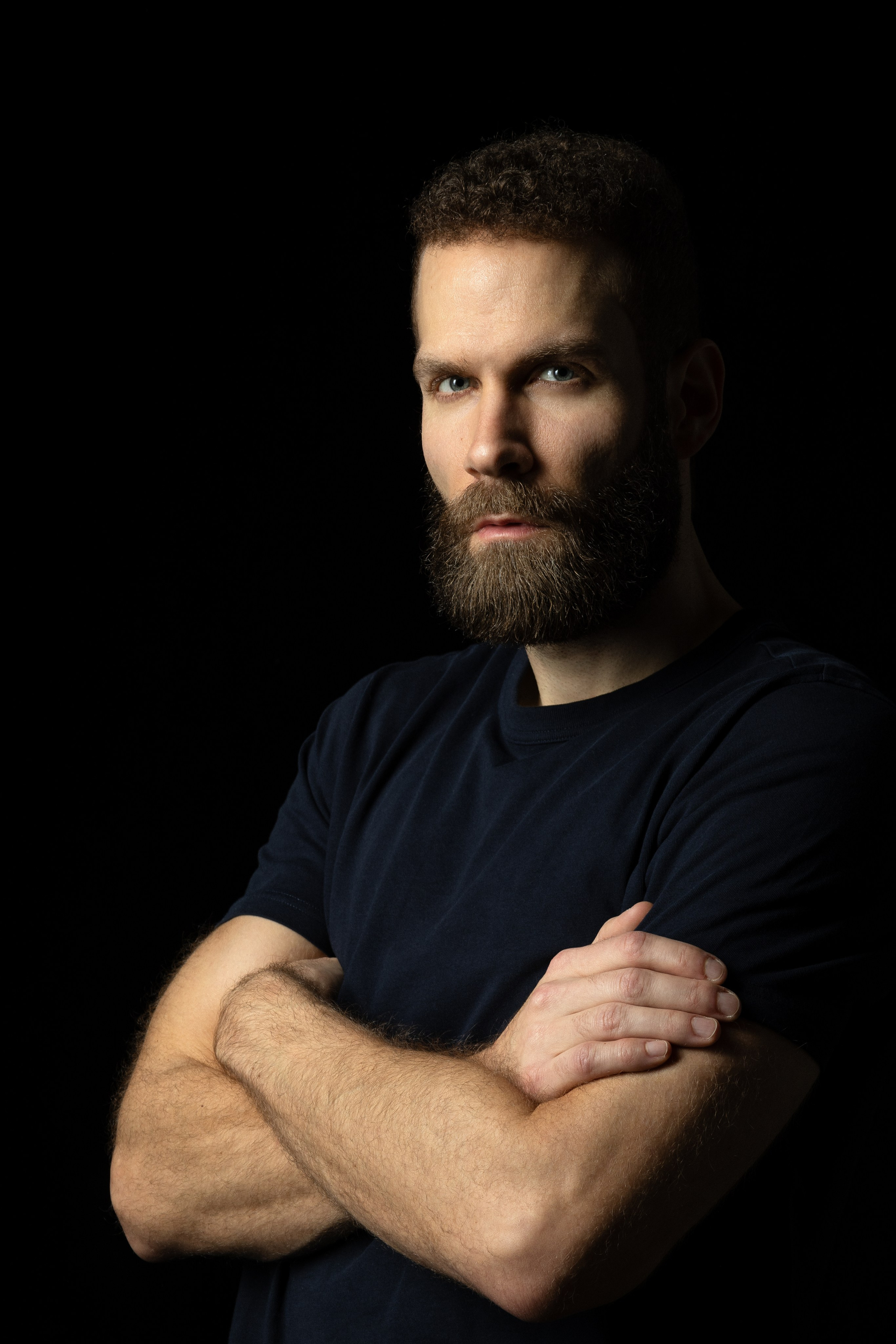 Farbiges charakterstarkes Männerporträt im Studio – Low Key