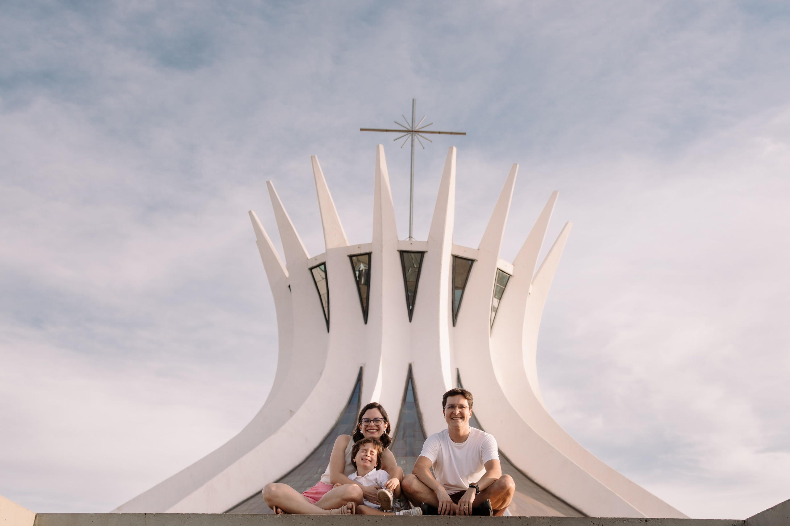 Ensaio Família na Catedral de Brasília | Fotografia Afetiva em Brasília. Ize Fotografia — Ensaios e Festas de Família em Recife e Brasília