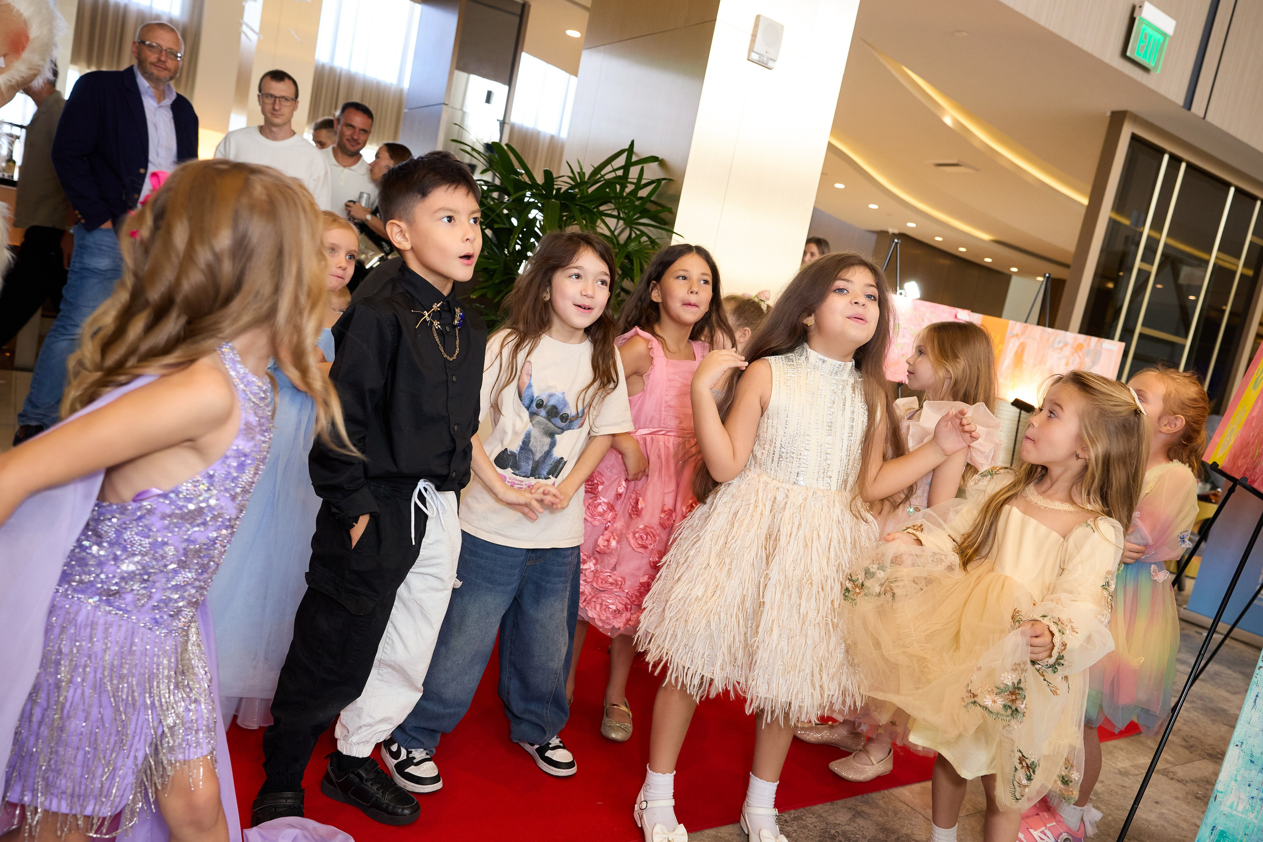 Авторская благотворительная художественная выставка Дианы Бортник. Фотограф Юлия Маковеева