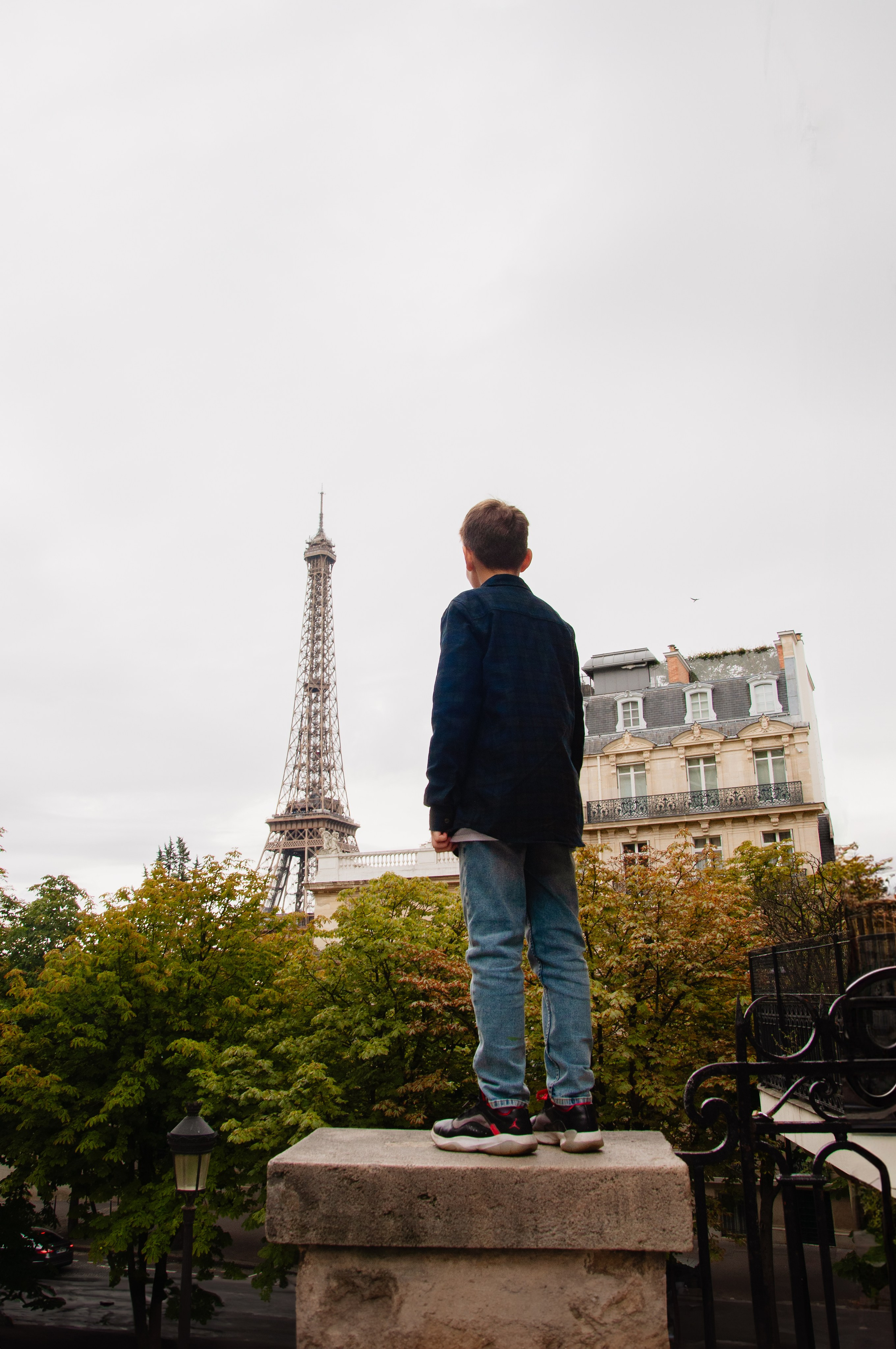 Семейная фотосессия у Эйфелевой башни. Фотограф в Париже Полина Осипова