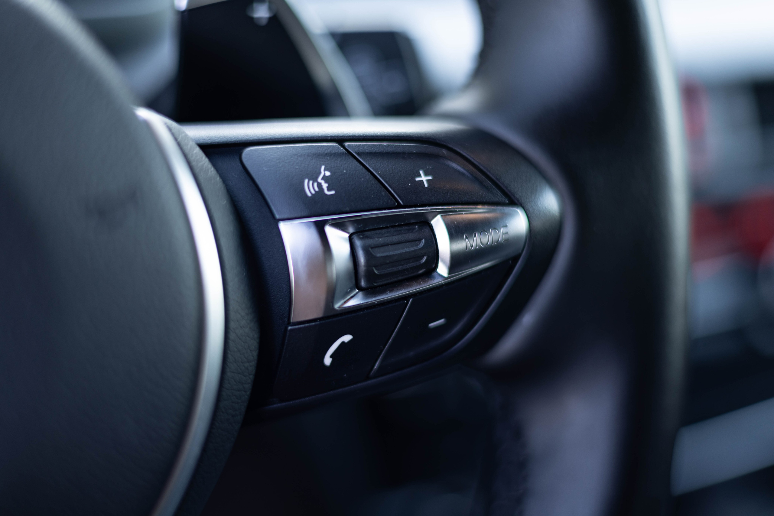 Детальная съемка фар автомобиля для объявления о продаже