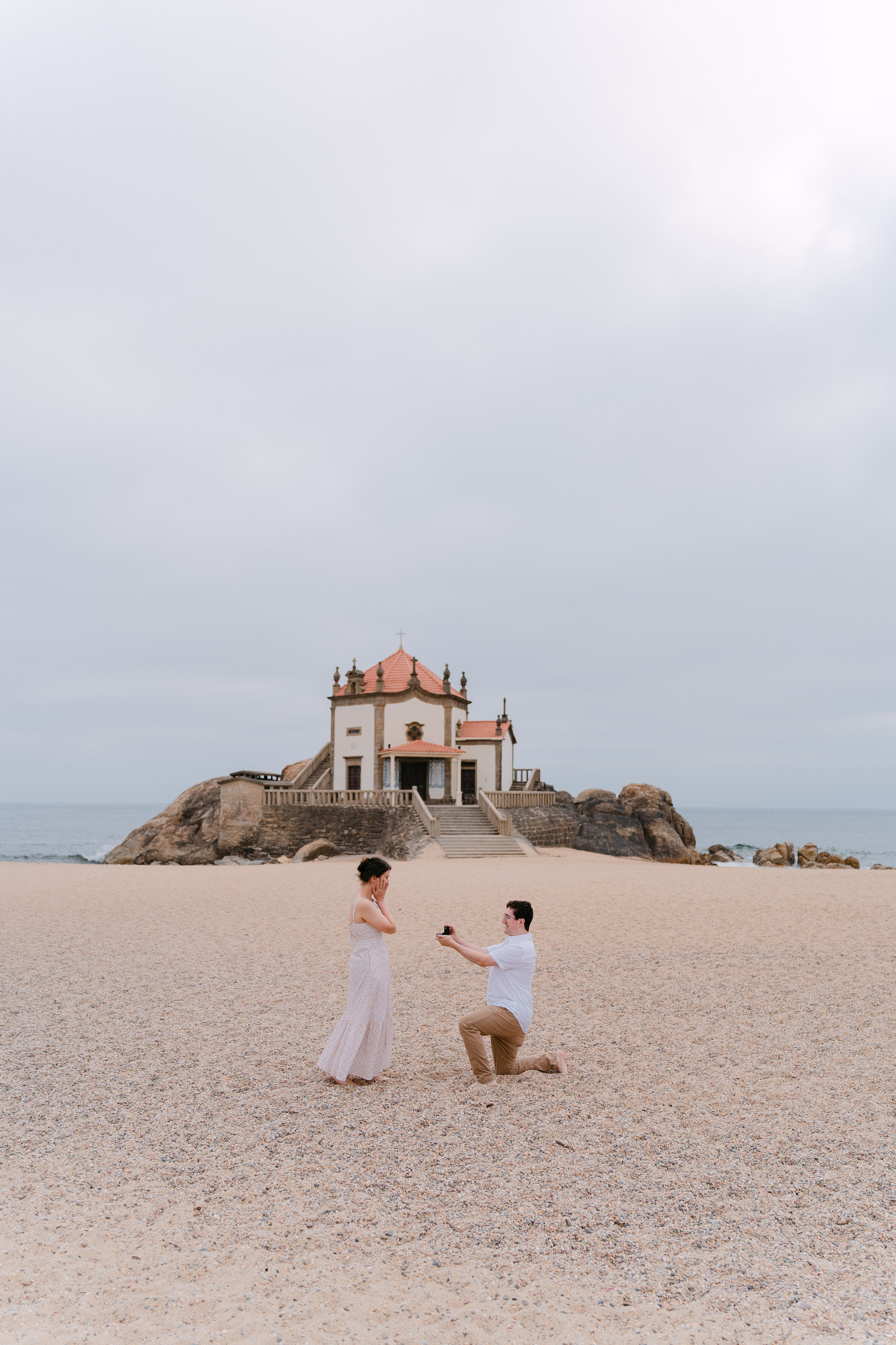 Wedding proposal at Senhor da Pedra. Fotógrafo de casamentos e ensaios para casais em Porto
