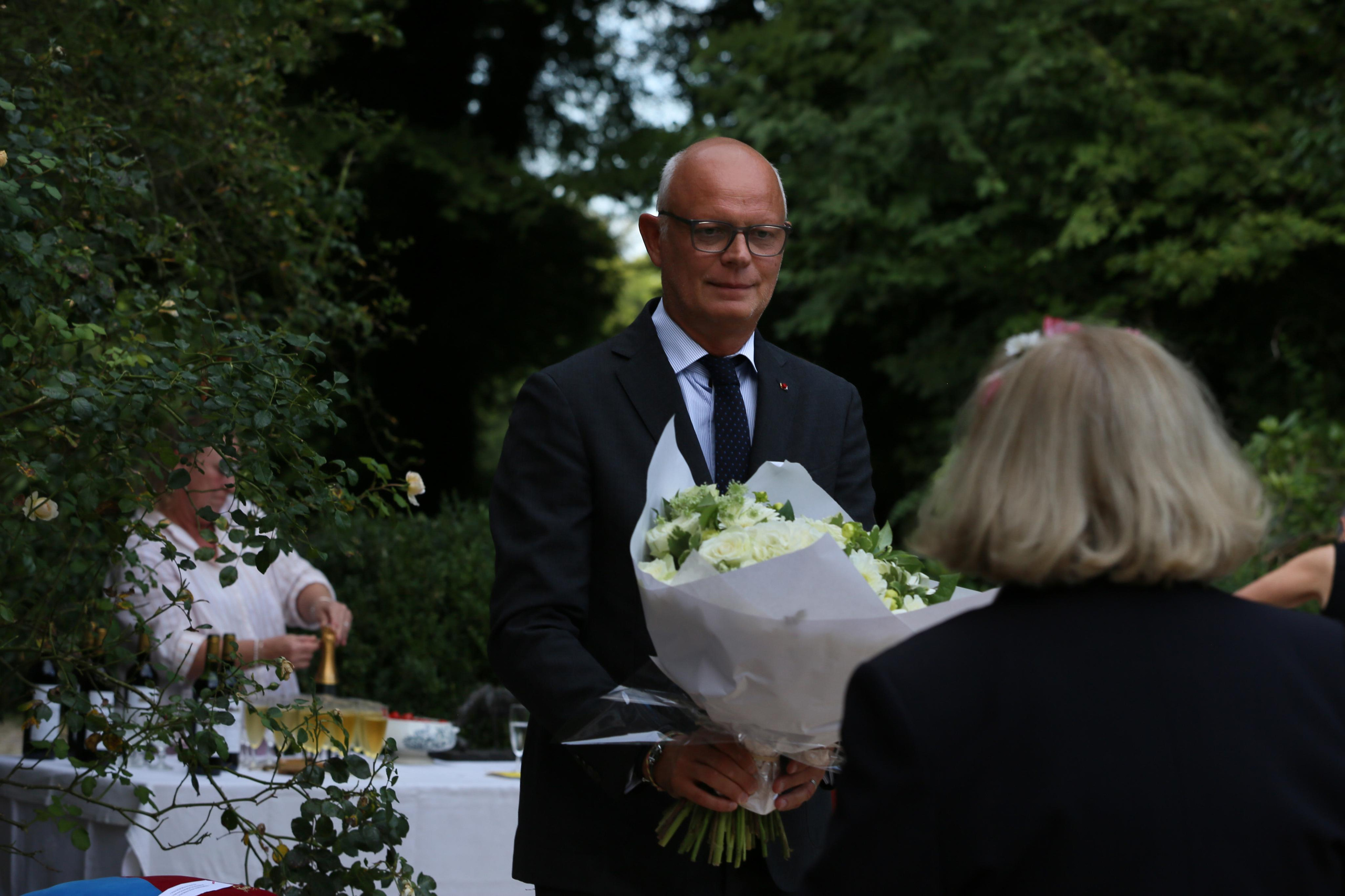 Edouard Philippe remet les insignes à Anne de Bagneaux-Savatier. Natalia Bogdanovska. Films et photographie corporate en France
