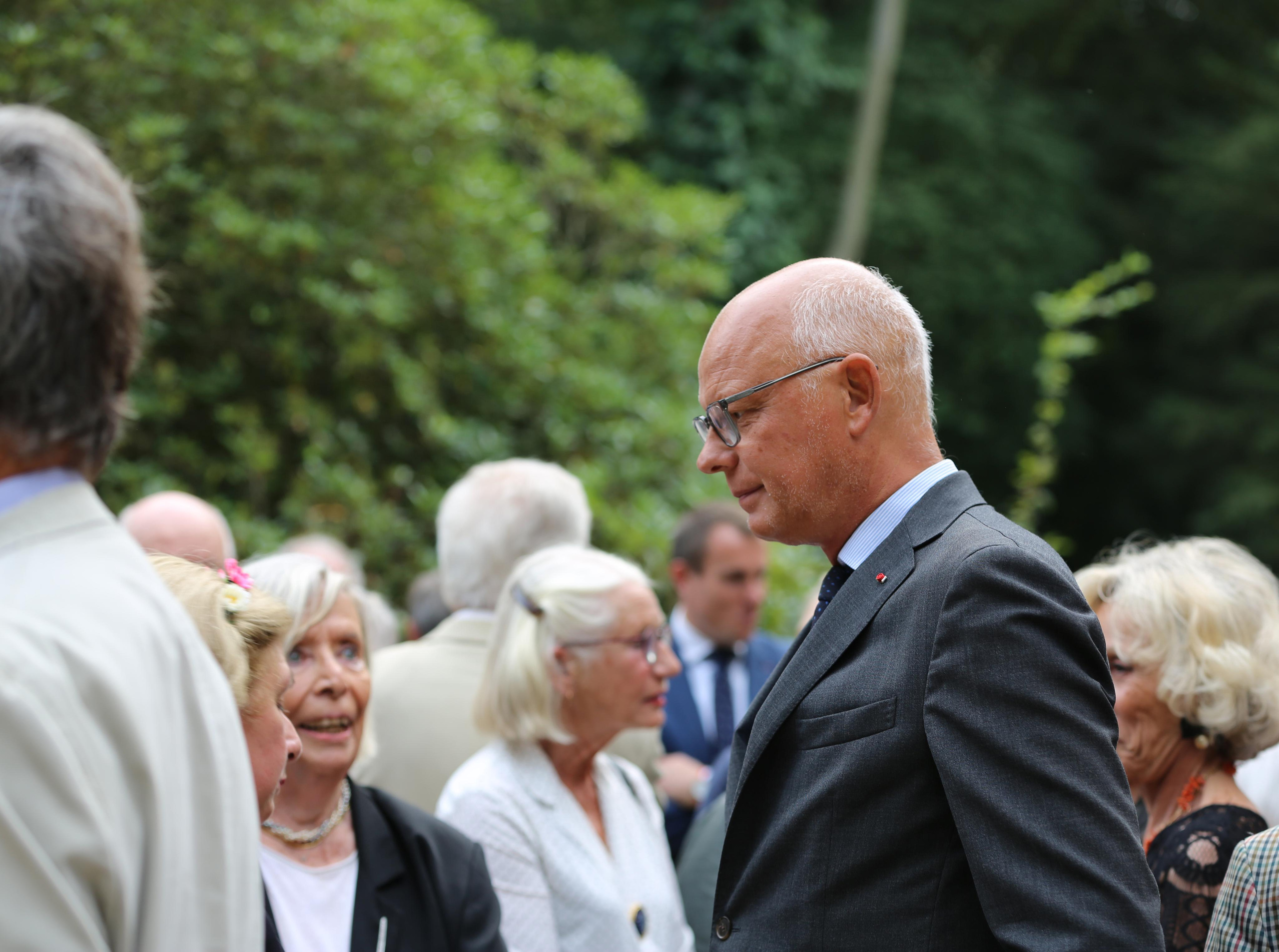 Edouard Philippe remet les insignes à Anne de Bagneaux-Savatier. Natalia Bogdanovska. Films et photographie corporate en France