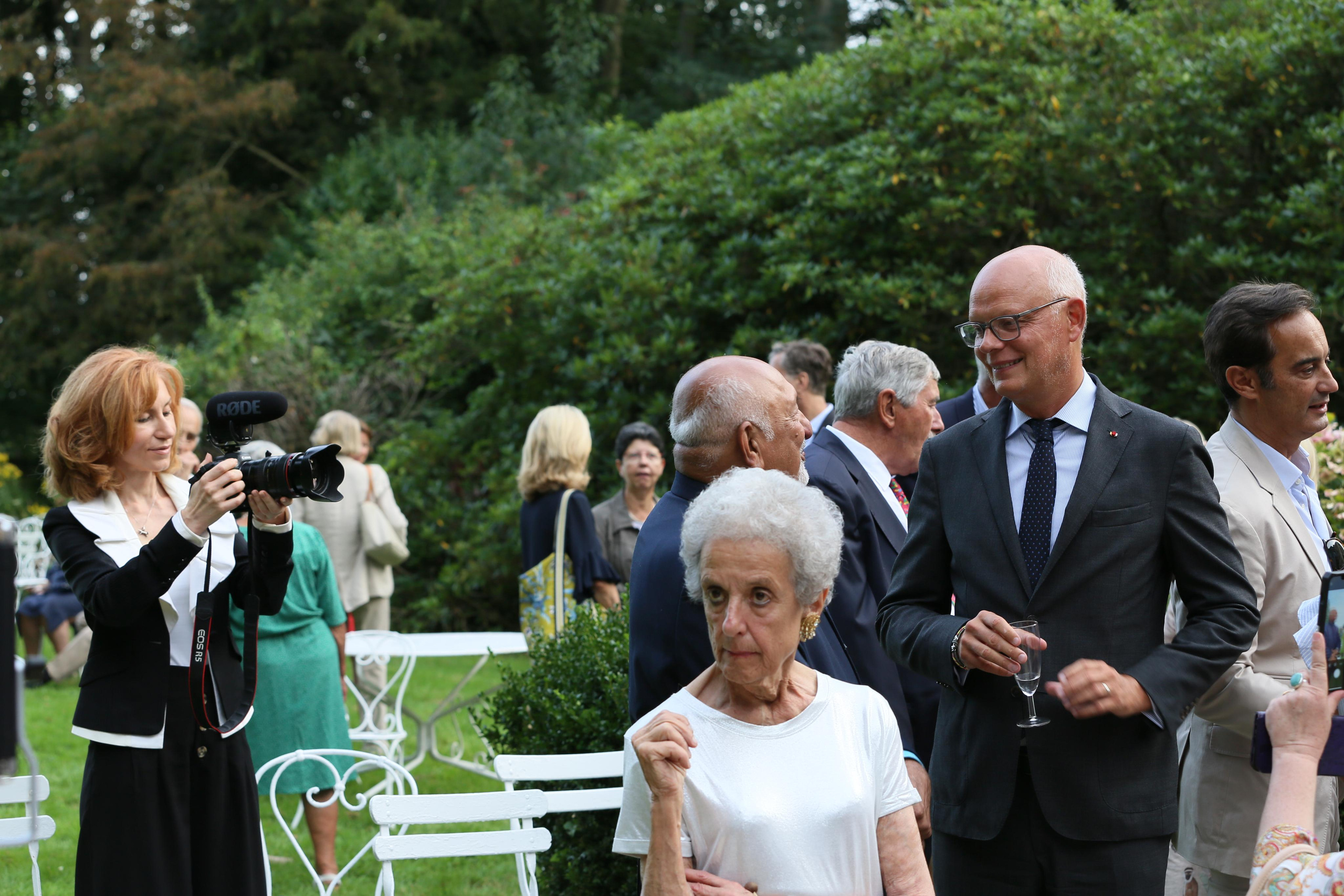 Edouard Philippe remet les insignes à Anne de Bagneaux-Savatier. Natalia Bogdanovska. Films et photographie corporate en France