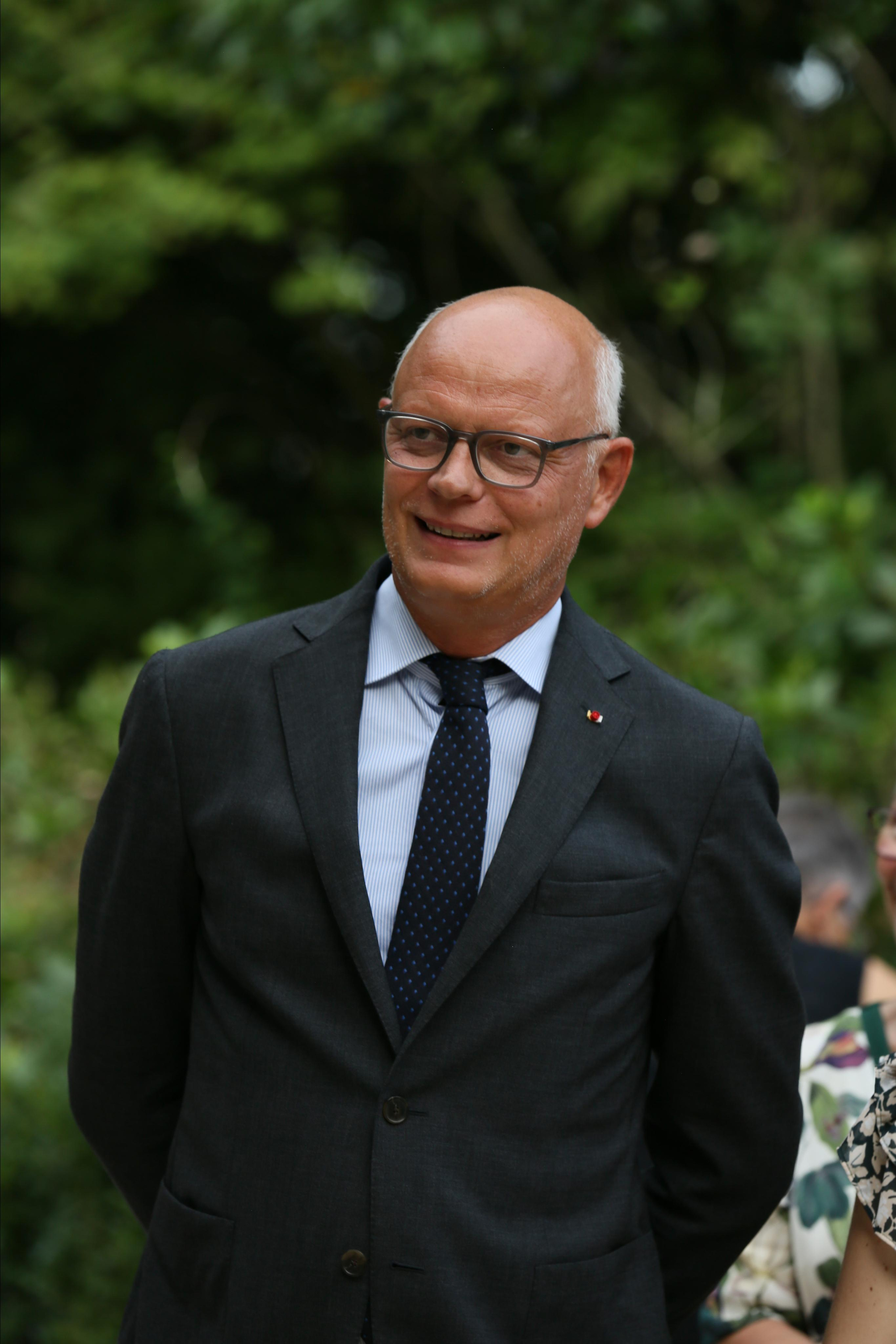 Edouard Philippe remet les insignes à Anne de Bagneaux-Savatier. Natalia Bogdanovska. Films et photographie corporate en France
