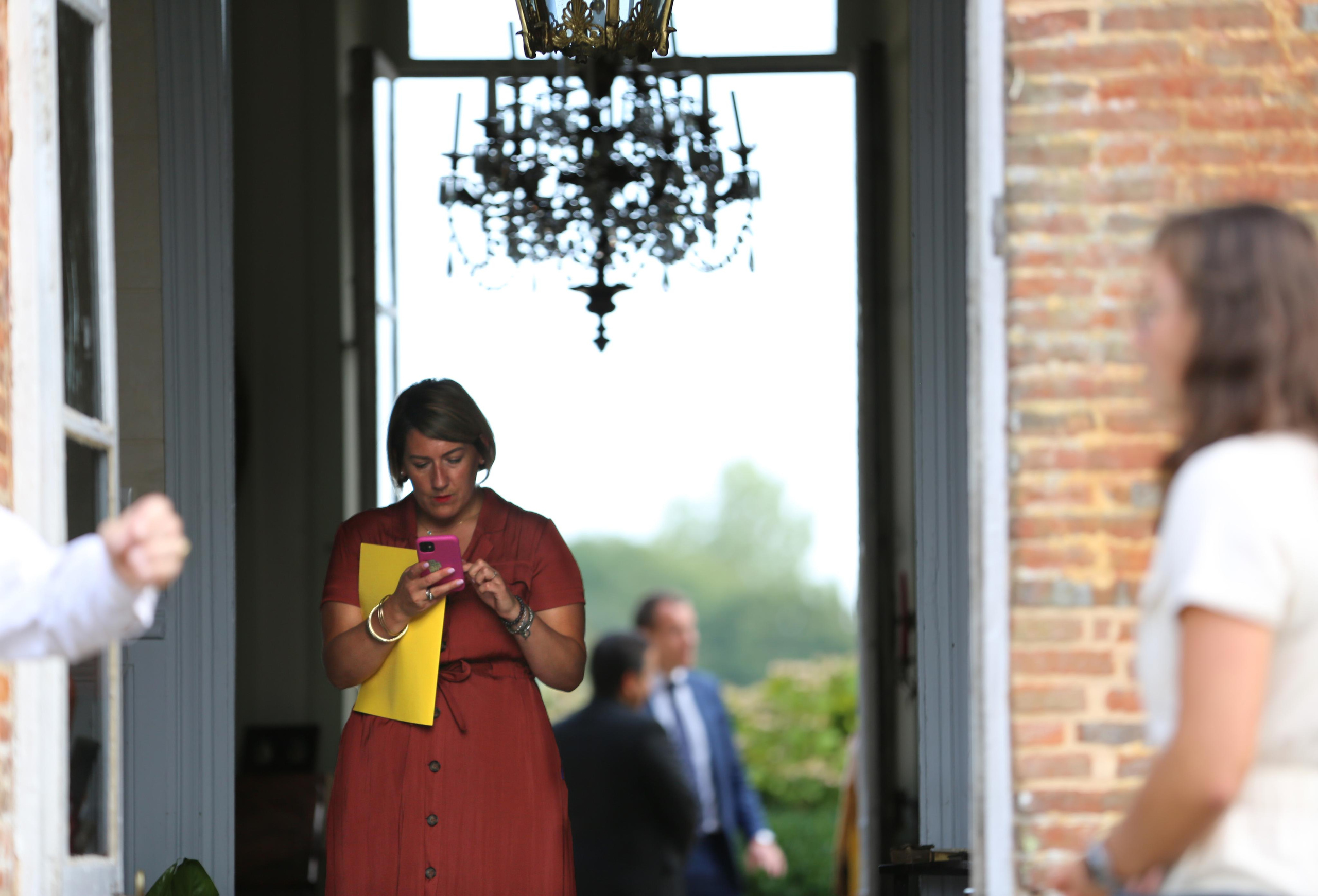 Edouard Philippe remet les insignes à Anne de Bagneaux-Savatier. Natalia Bogdanovska. Films et photographie corporate en France