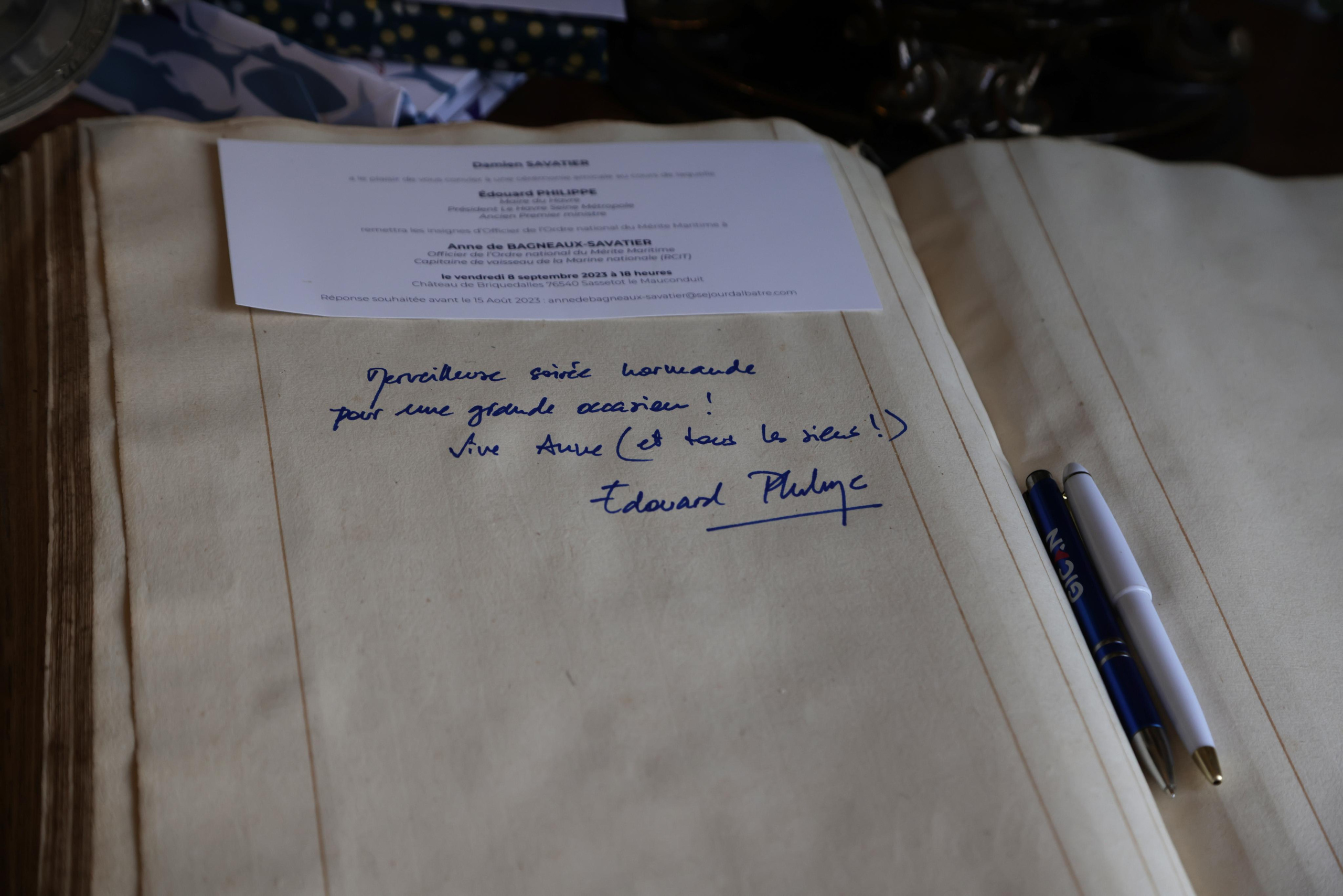 Edouard Philippe remet les insignes à Anne de Bagneaux-Savatier. Natalia Bogdanovska. Films et photographie corporate en France