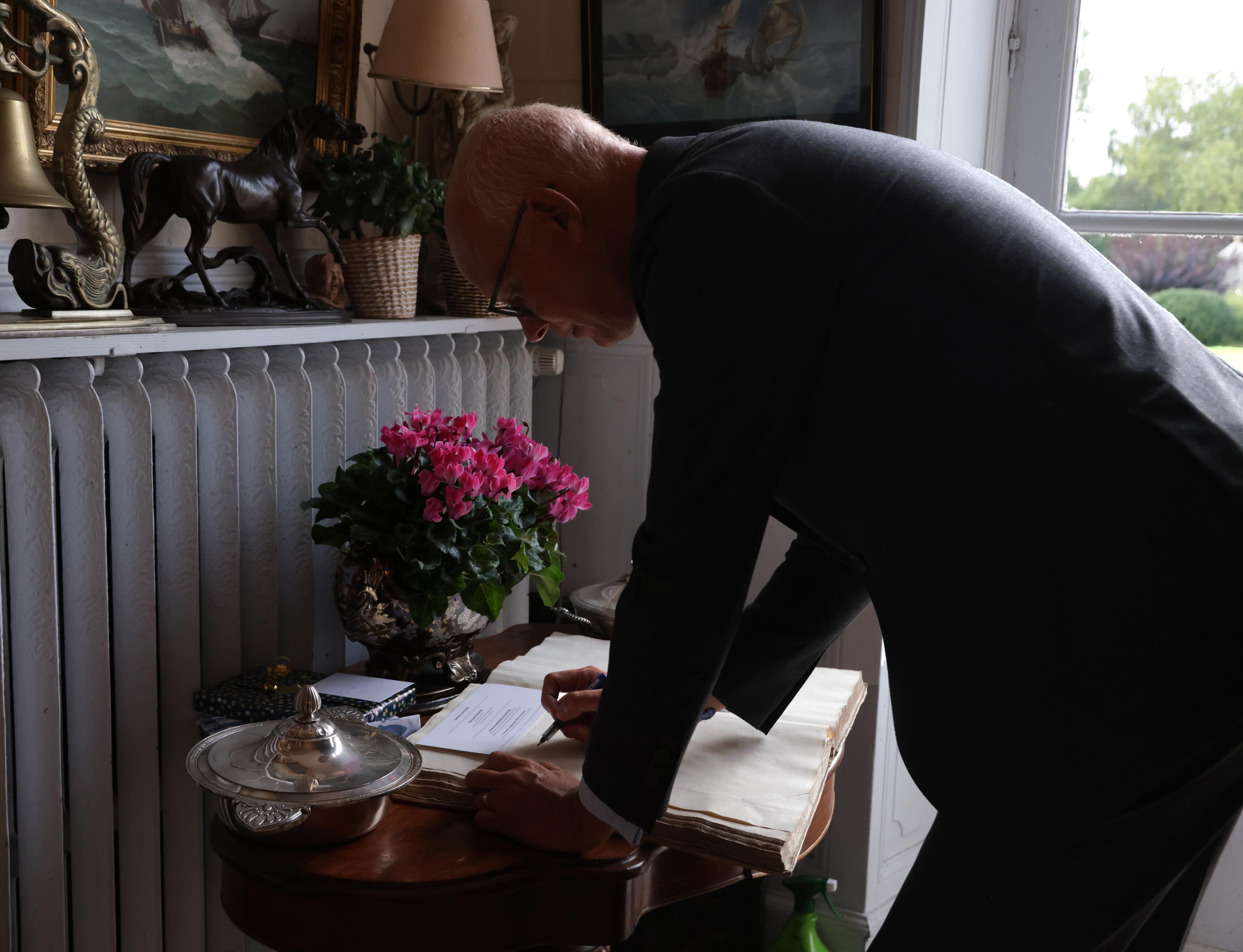 Edouard Philippe remet les insignes à Anne de Bagneaux-Savatier. Natalia Bogdanovska. Films et photographie corporate en France