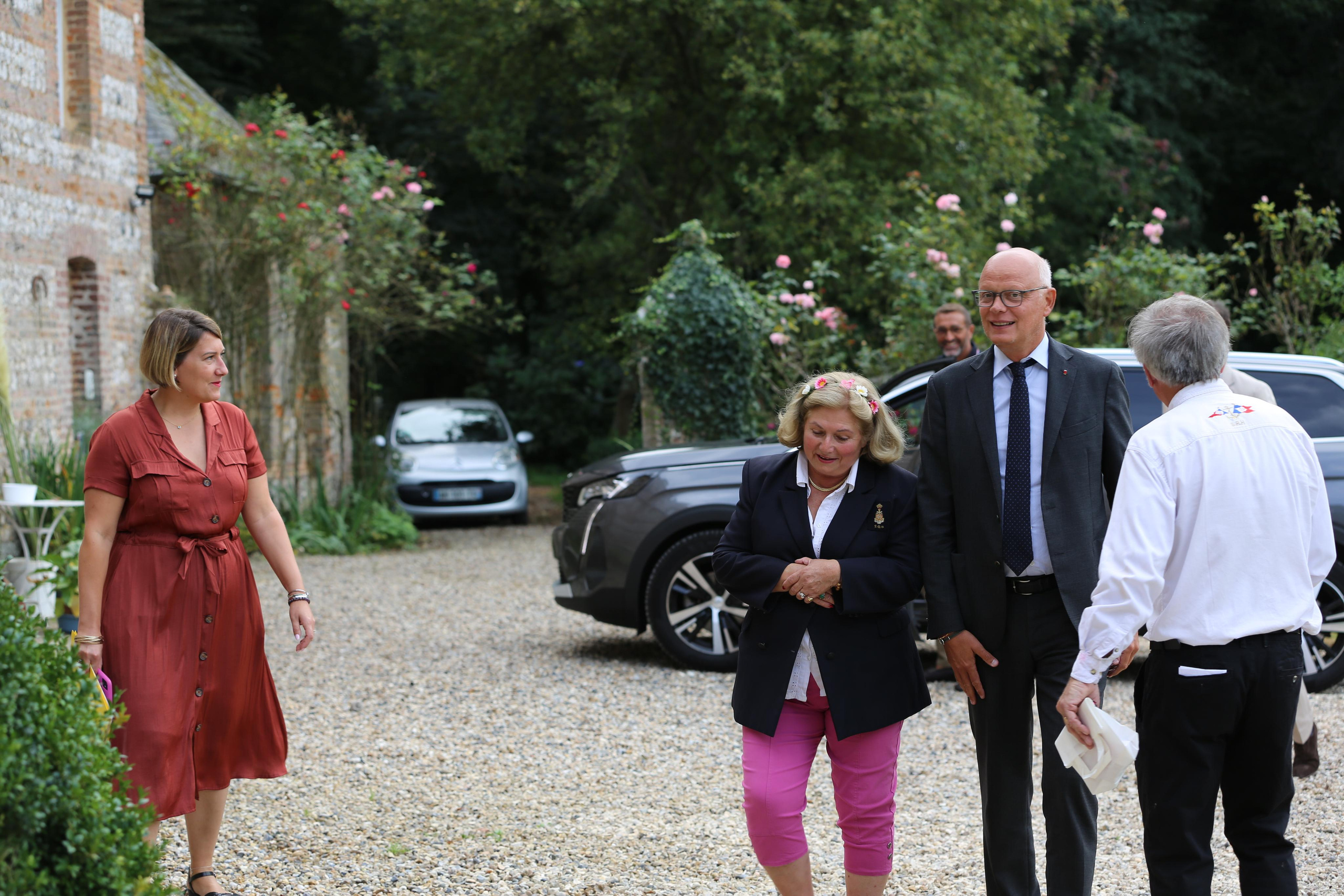 Edouard Philippe remet les insignes à Anne de Bagneaux-Savatier. Natalia Bogdanovska. Films et photographie corporate en France