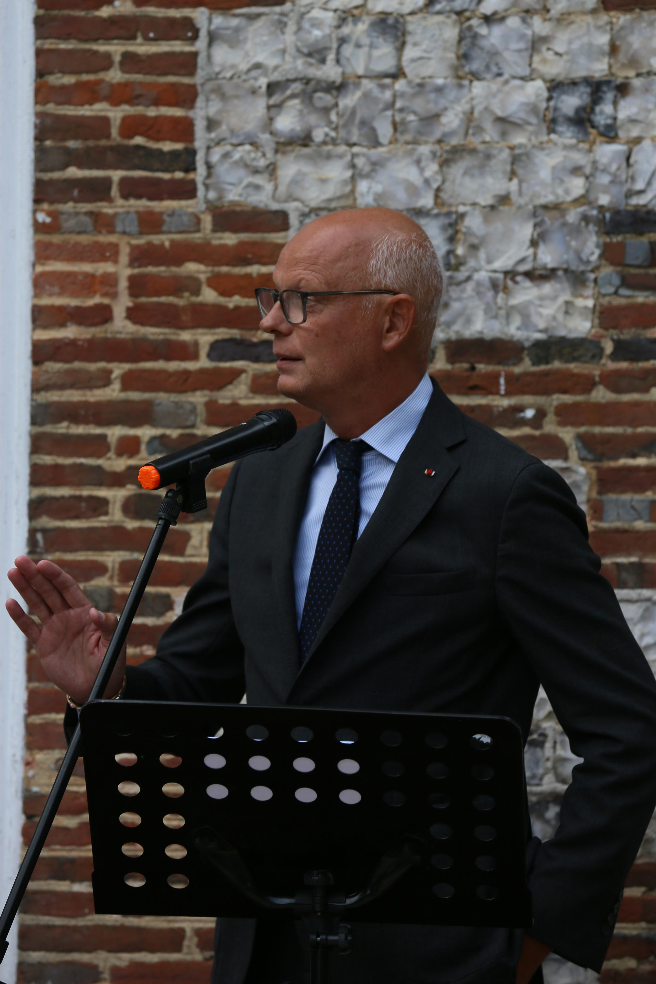 Edouard Philippe remet les insignes à Anne de Bagneaux-Savatier. Natalia Bogdanovska. Films et photographie corporate en France