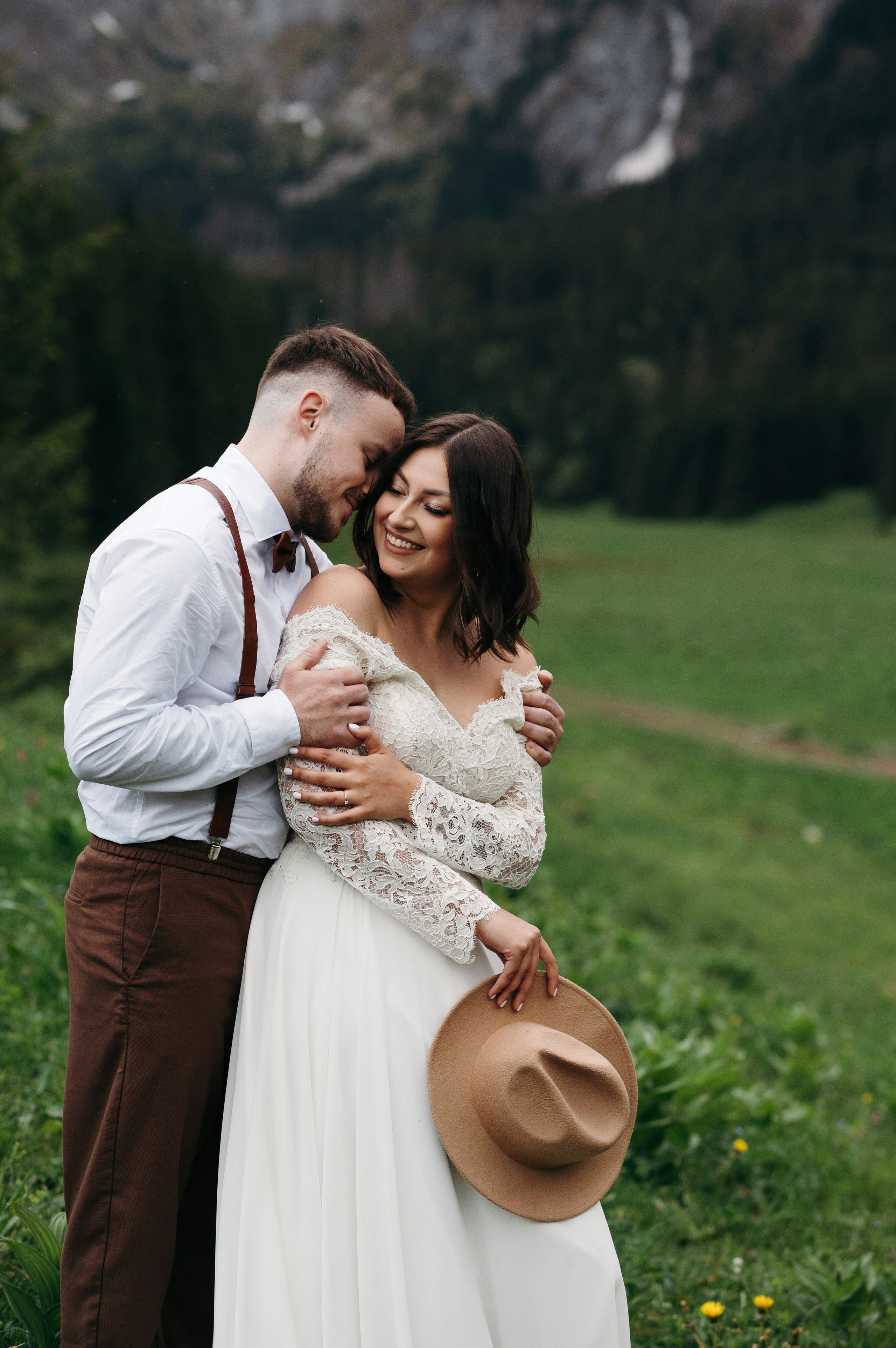 Hochzeitsfotoshooting in den Bergen | Natürliche & Romantische Hochzeitsbilder