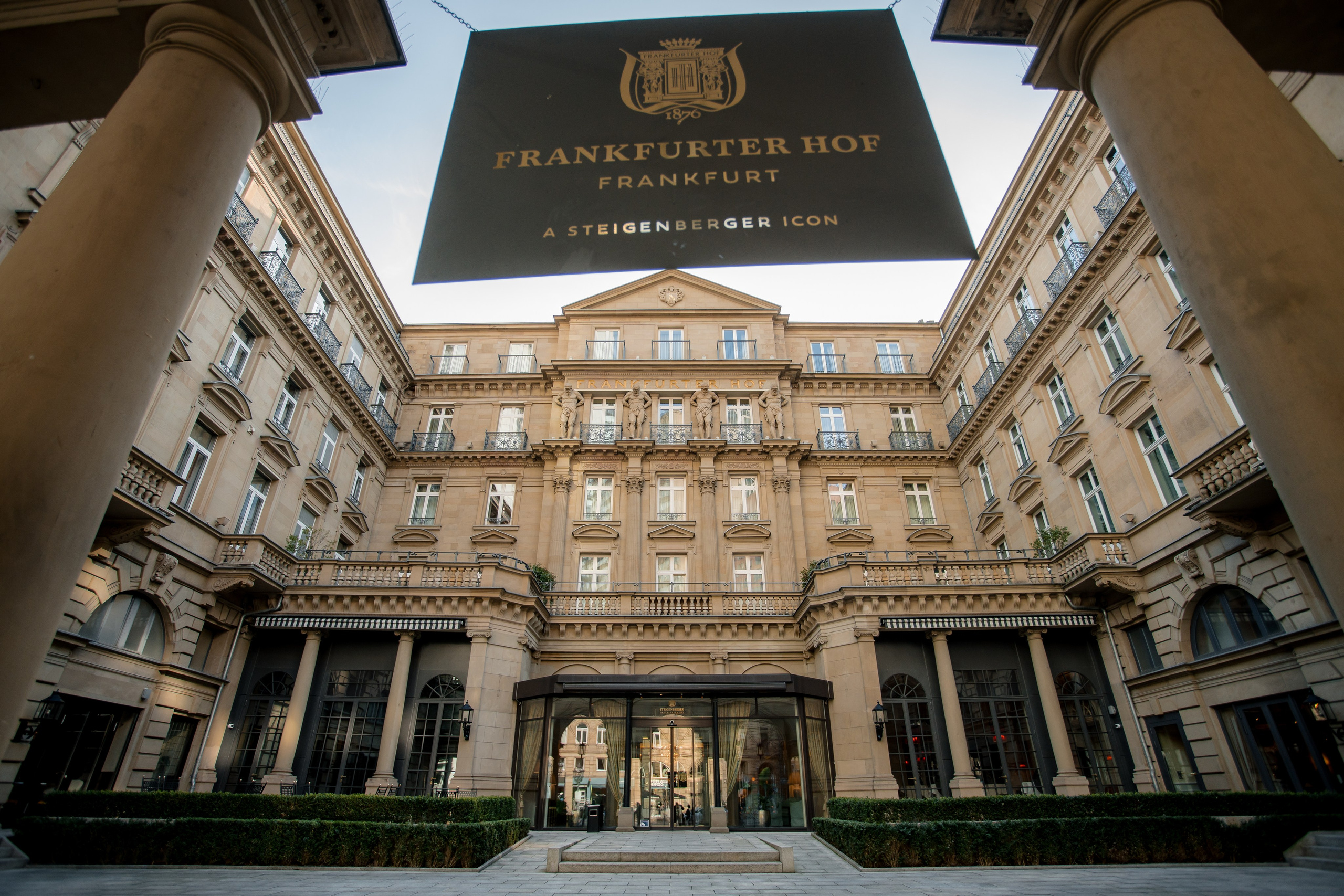 Historische Fassade des Steigenberger Frankfurter Hofs im Herzen von Frankfurt am Main
