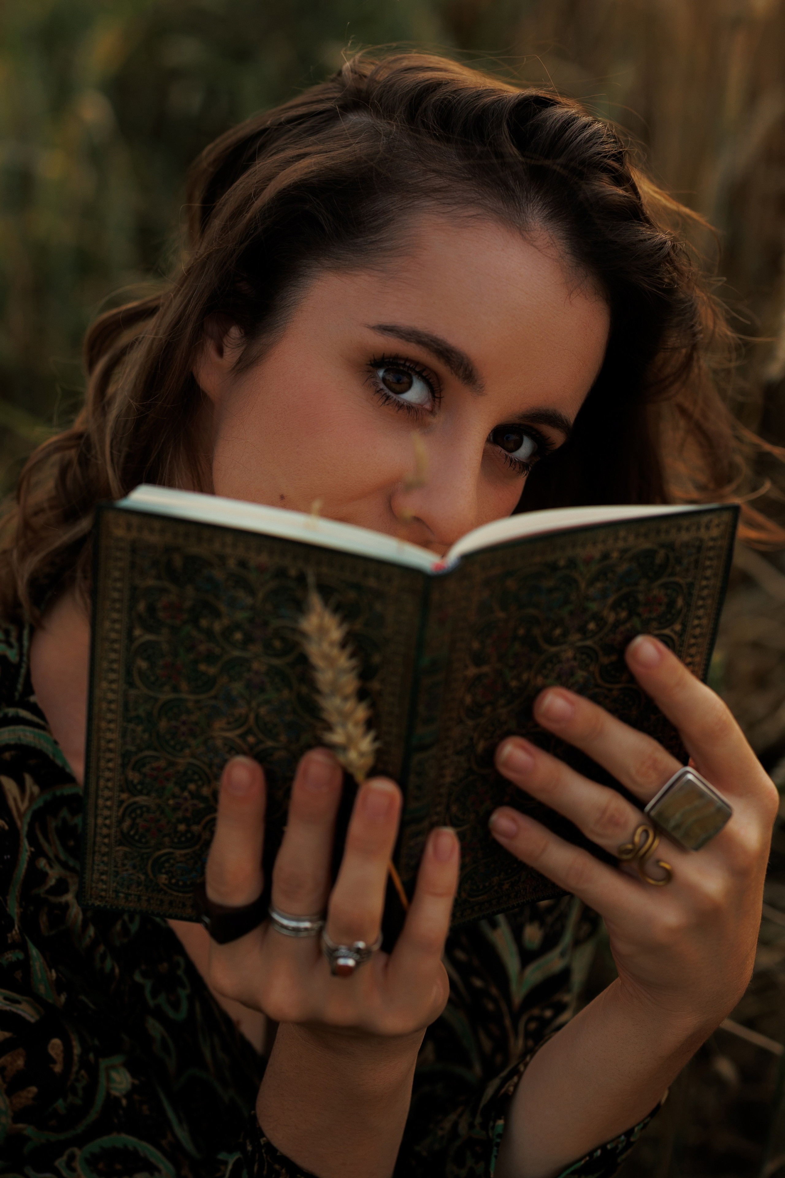 Outdoor Portrait in the Field. Woman with book. Soft&Aesthetic Photography by Kristina Kozheltsova. Kristina Kozheltsova- Soulful Portrait&Lifestyle&Love Story Photographer in Leipzig, Germany