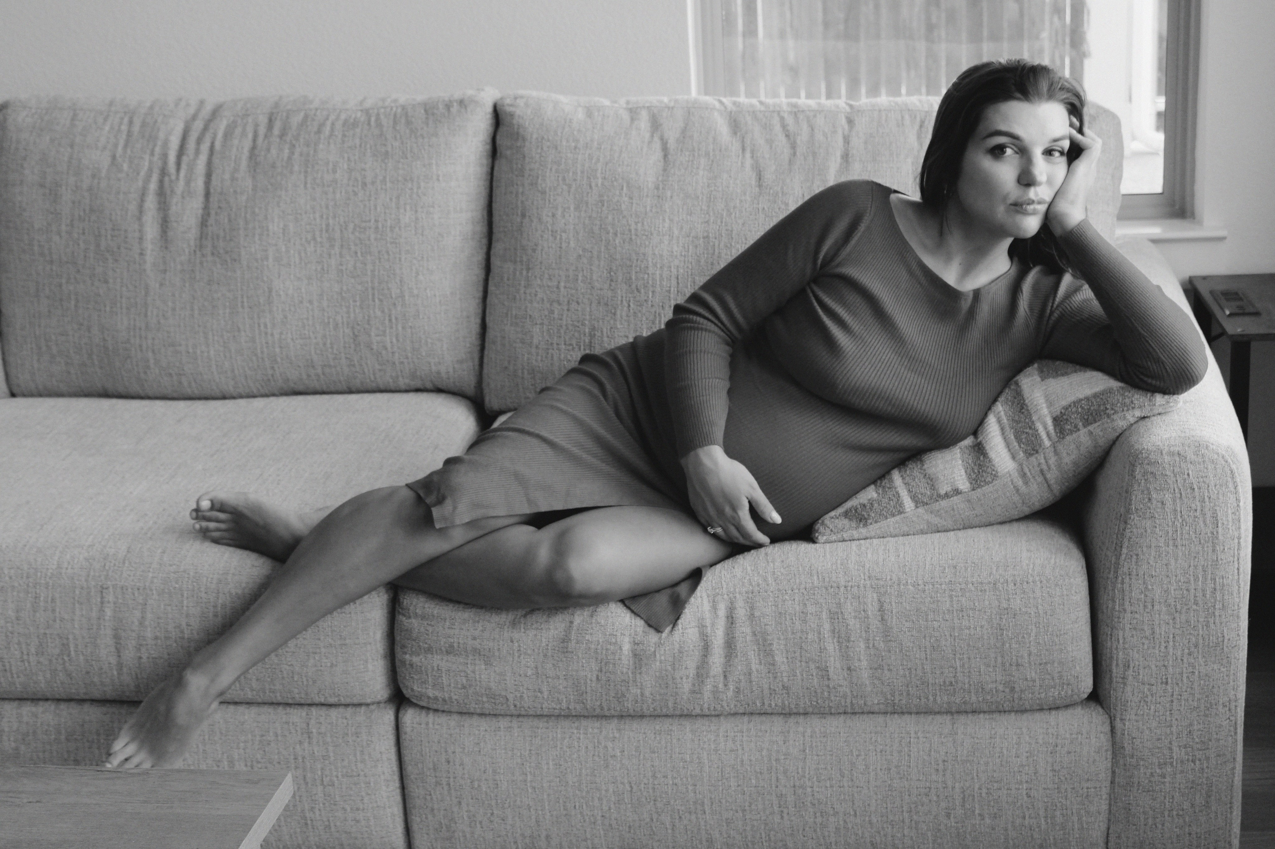 Maternity, Family & Pregnancy Photoshoot at Home. Lana Petrychenko — Portrait & Family Photographer. Valencia, Spain