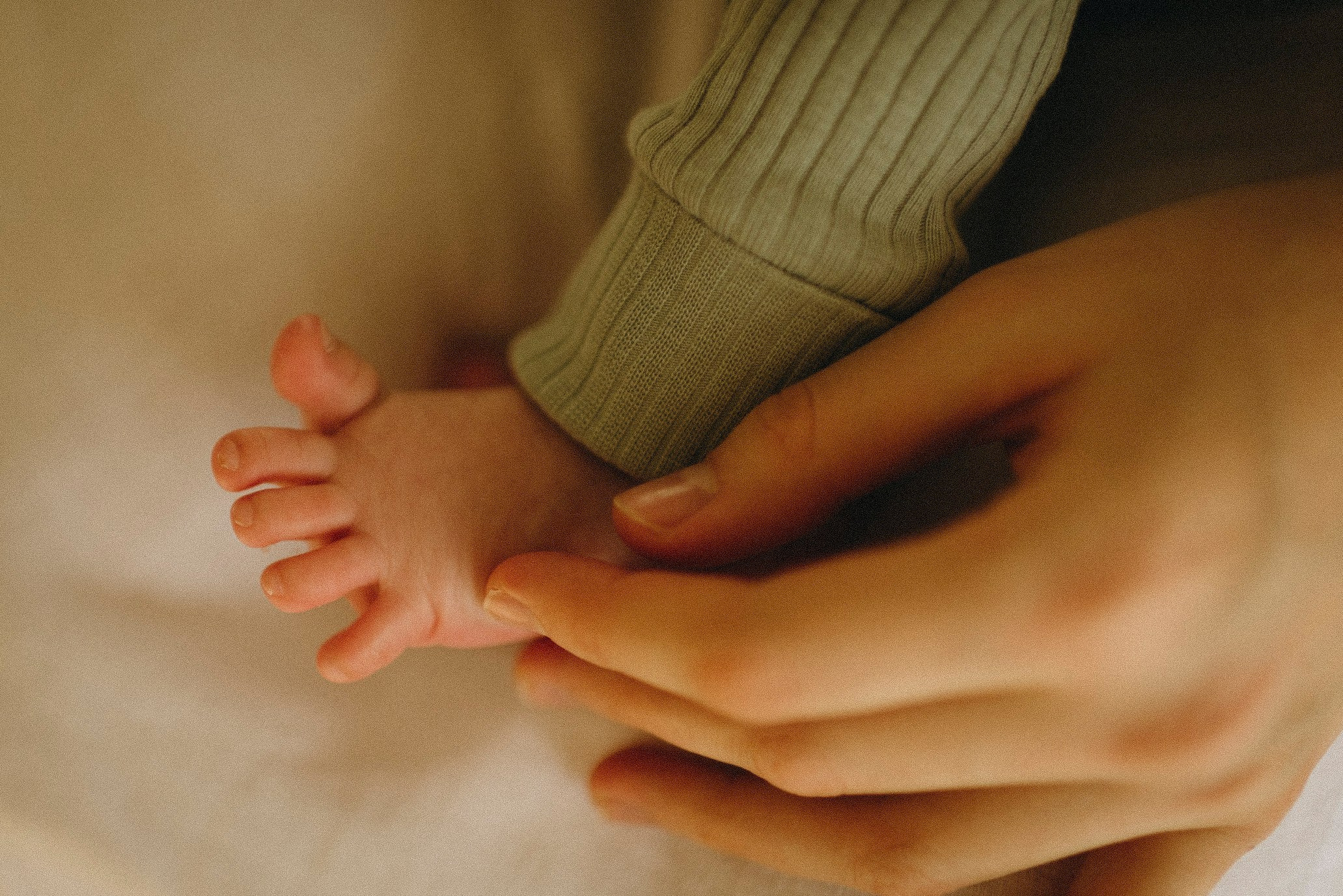 Polina Sobol — family & documentary photographer in Bern. Outdoor & urban photo sessions for families, kids and couples