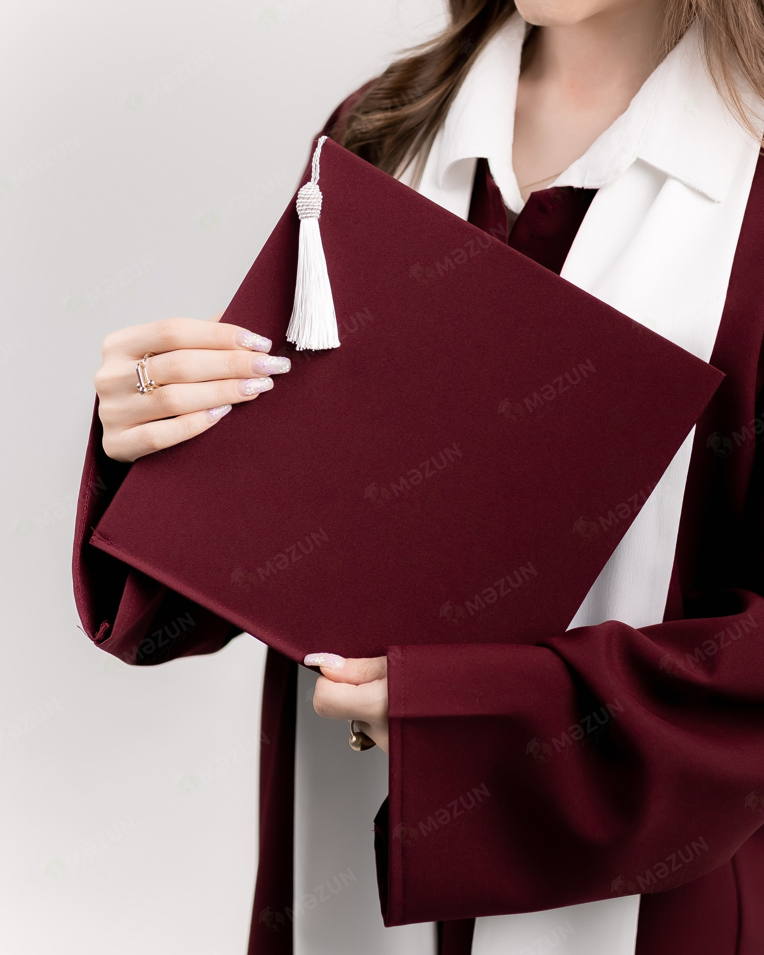 Bordo. Məzun geyimləri və akssesuarları