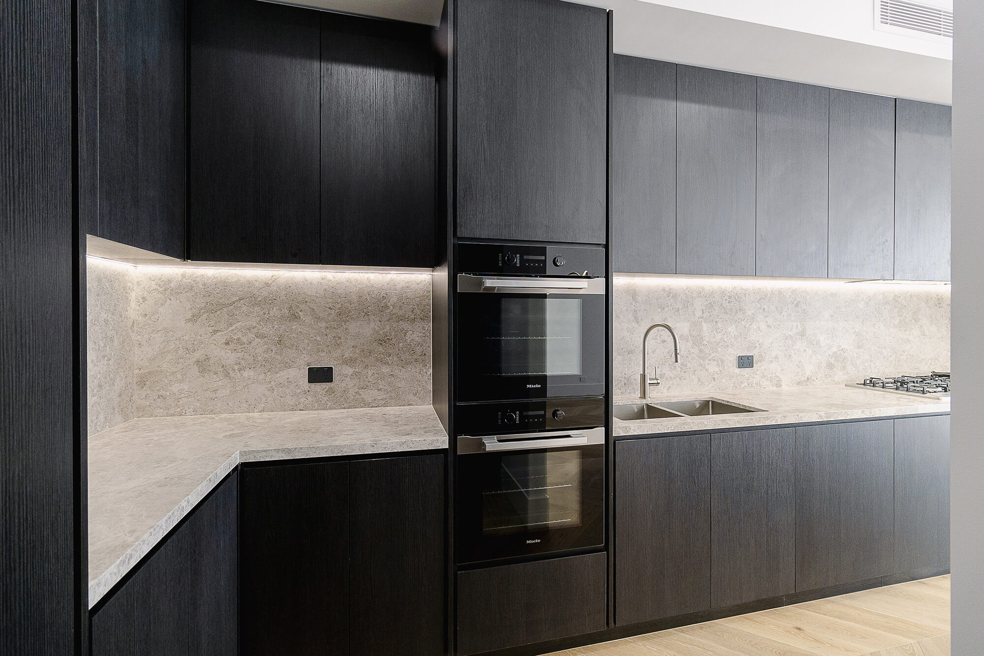 High-rise apartment with panoramic Melbourne views