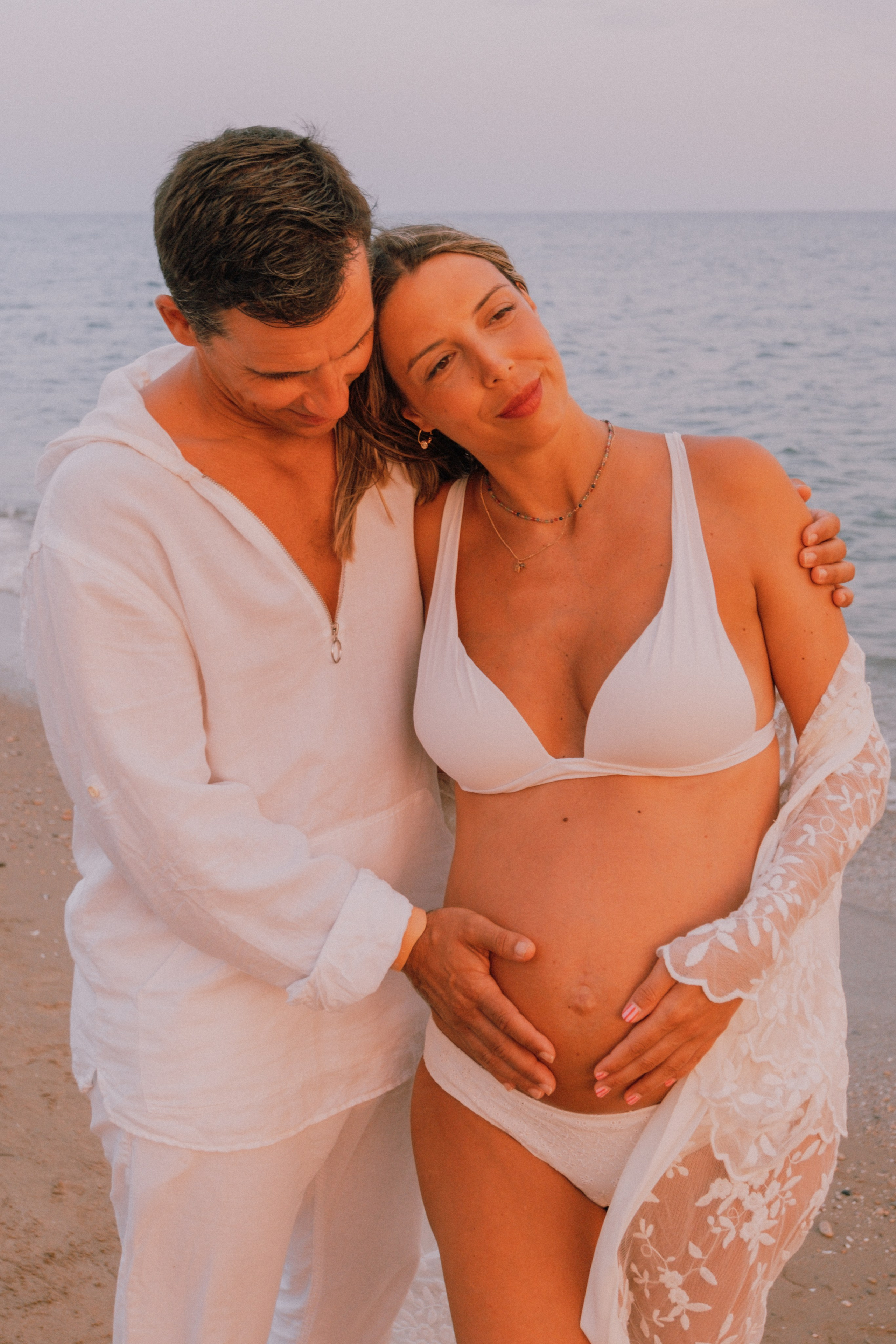 Sesión embarazo en la playa. Fotografía profesional en Calafell - Elena Medvedeva