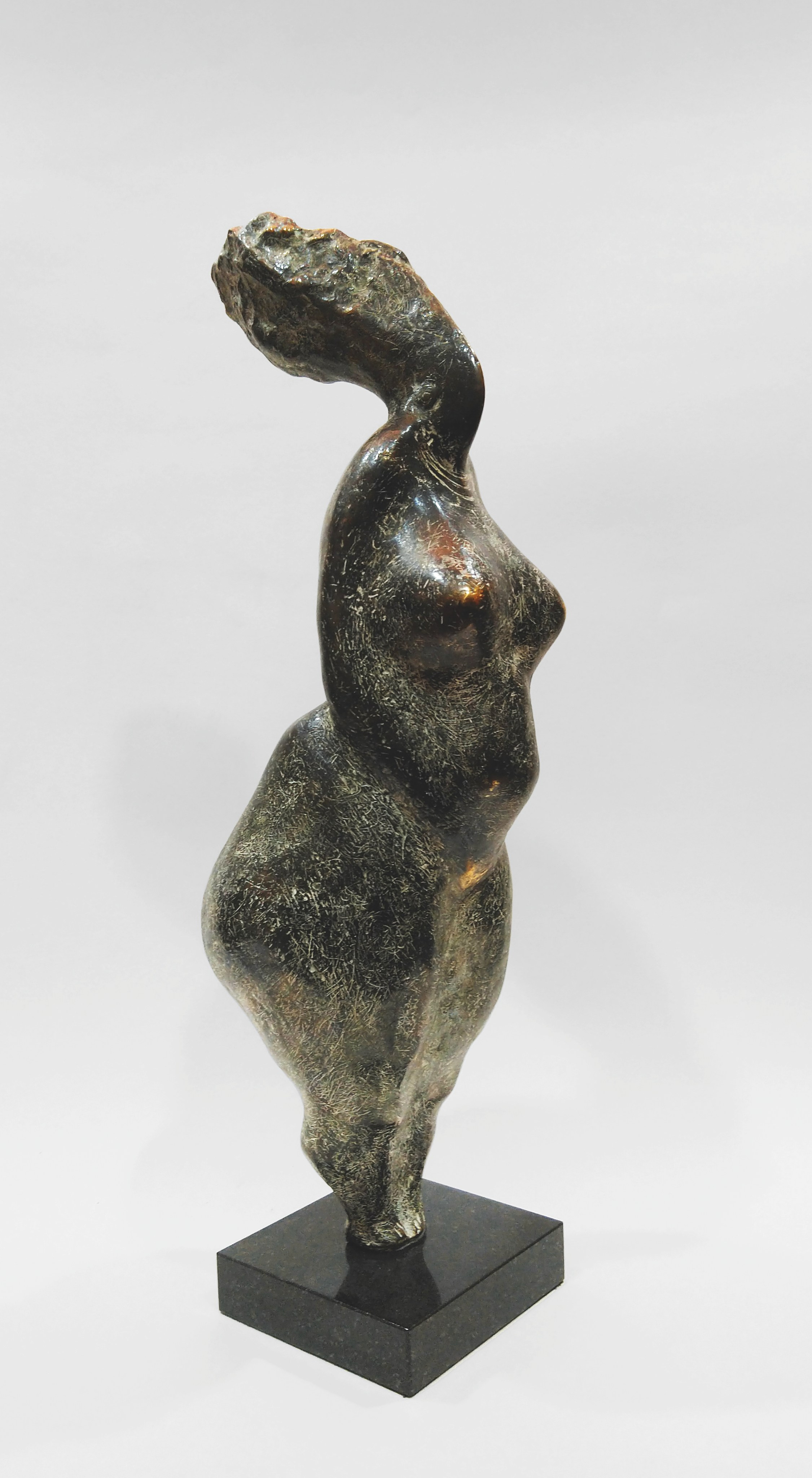 «Нефертити» 2018. Бронза тонированная, долерит