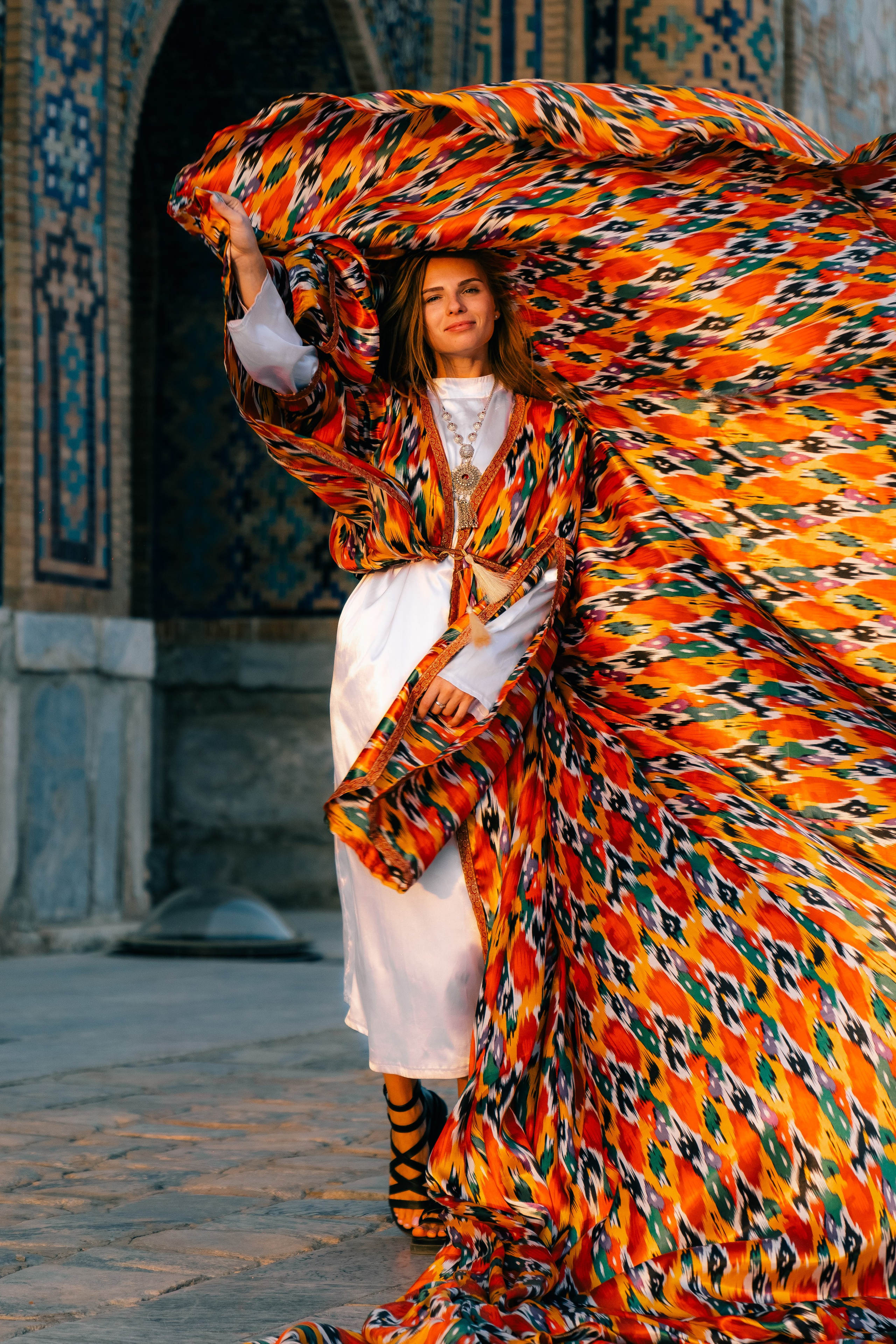 Аренда длинных узбекских платьев для фото. Фотограф в Узбекистане и Самарканде Джасур Марупов