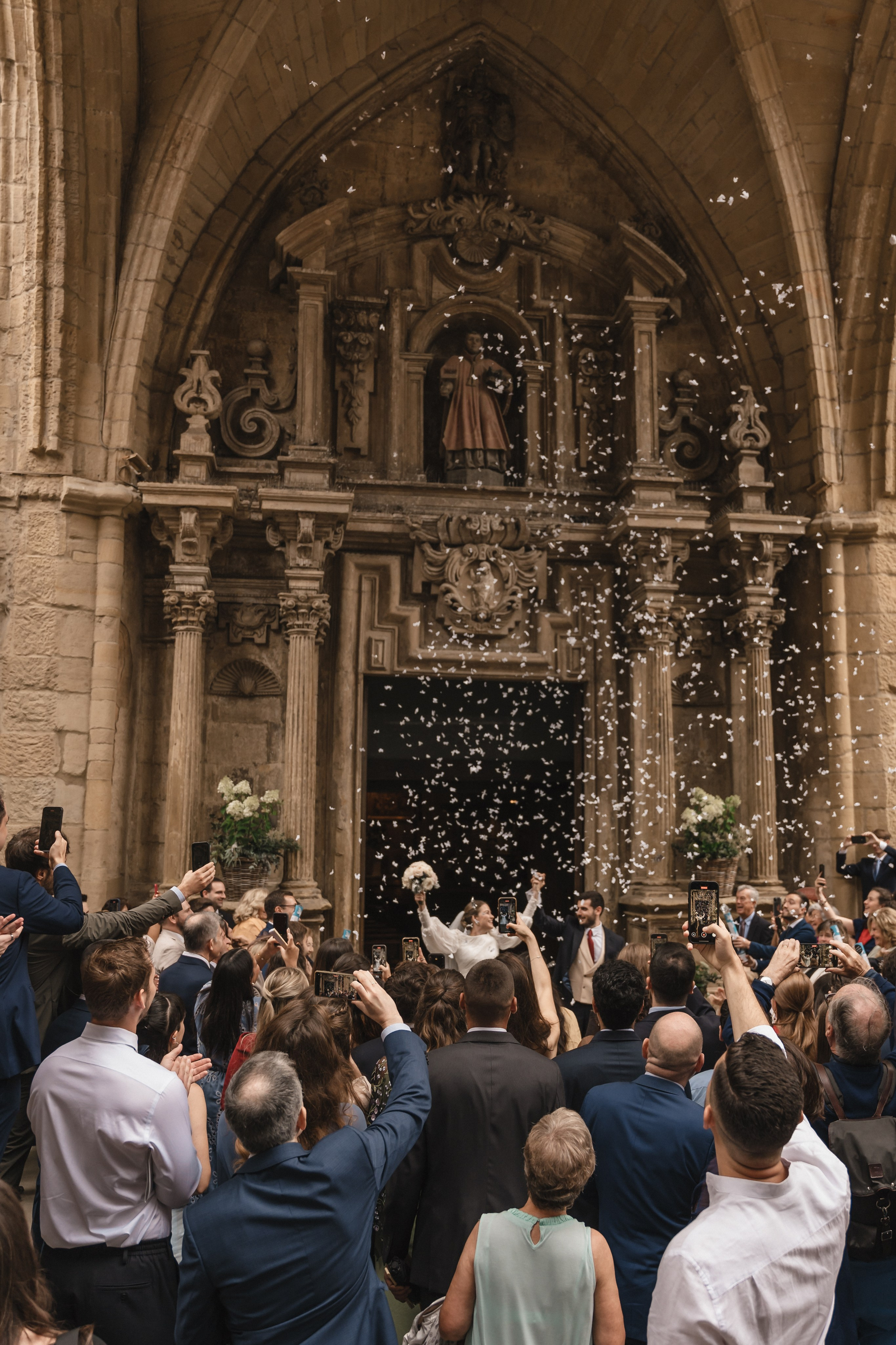 Elegancia y alegría familiar. Boda de Andrés y Lucía en San Sebastián. Holigood foto y video reportaje de bodas en San Sebastián y Europa