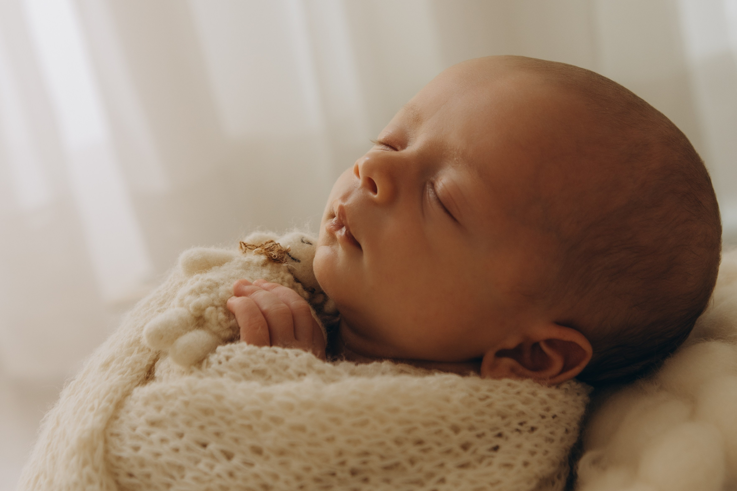 detalhe do rosto do recém-nascido em ensaio em estúdio em Sorocaba