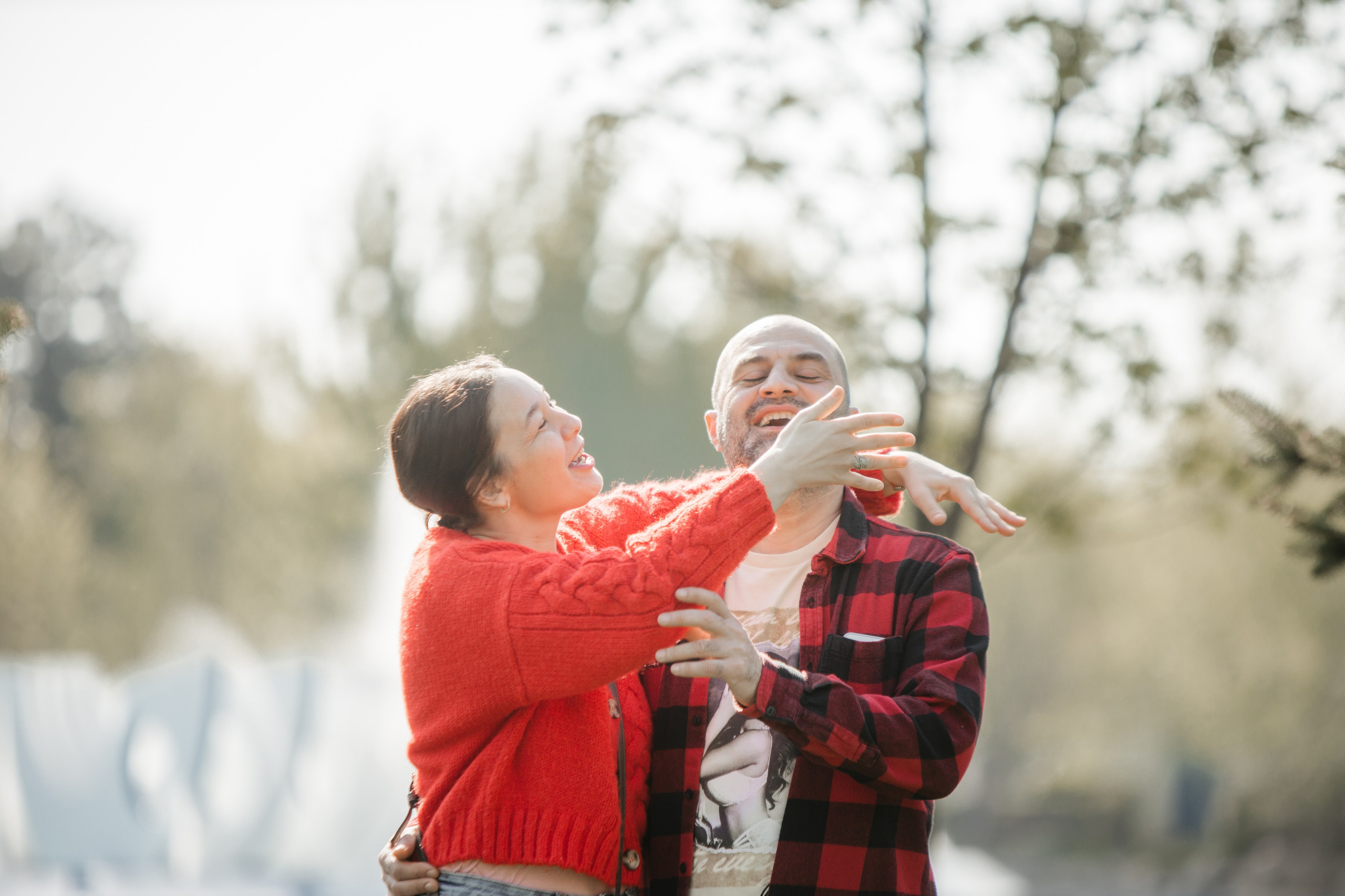 Nuntă în grădină – cuplu dansând la apus